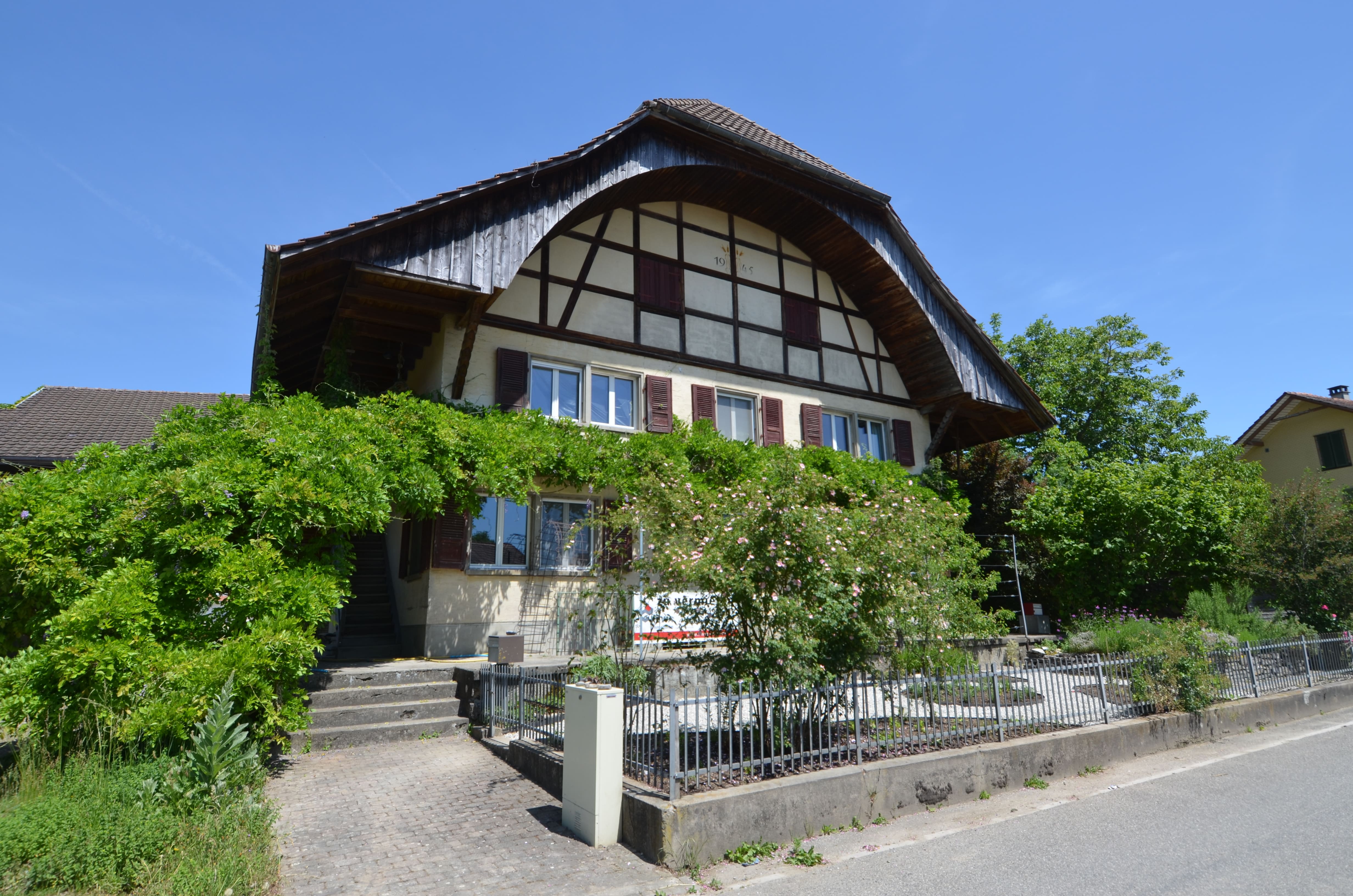 Außenansicht eines traditionellen Hauses mit Satteldach