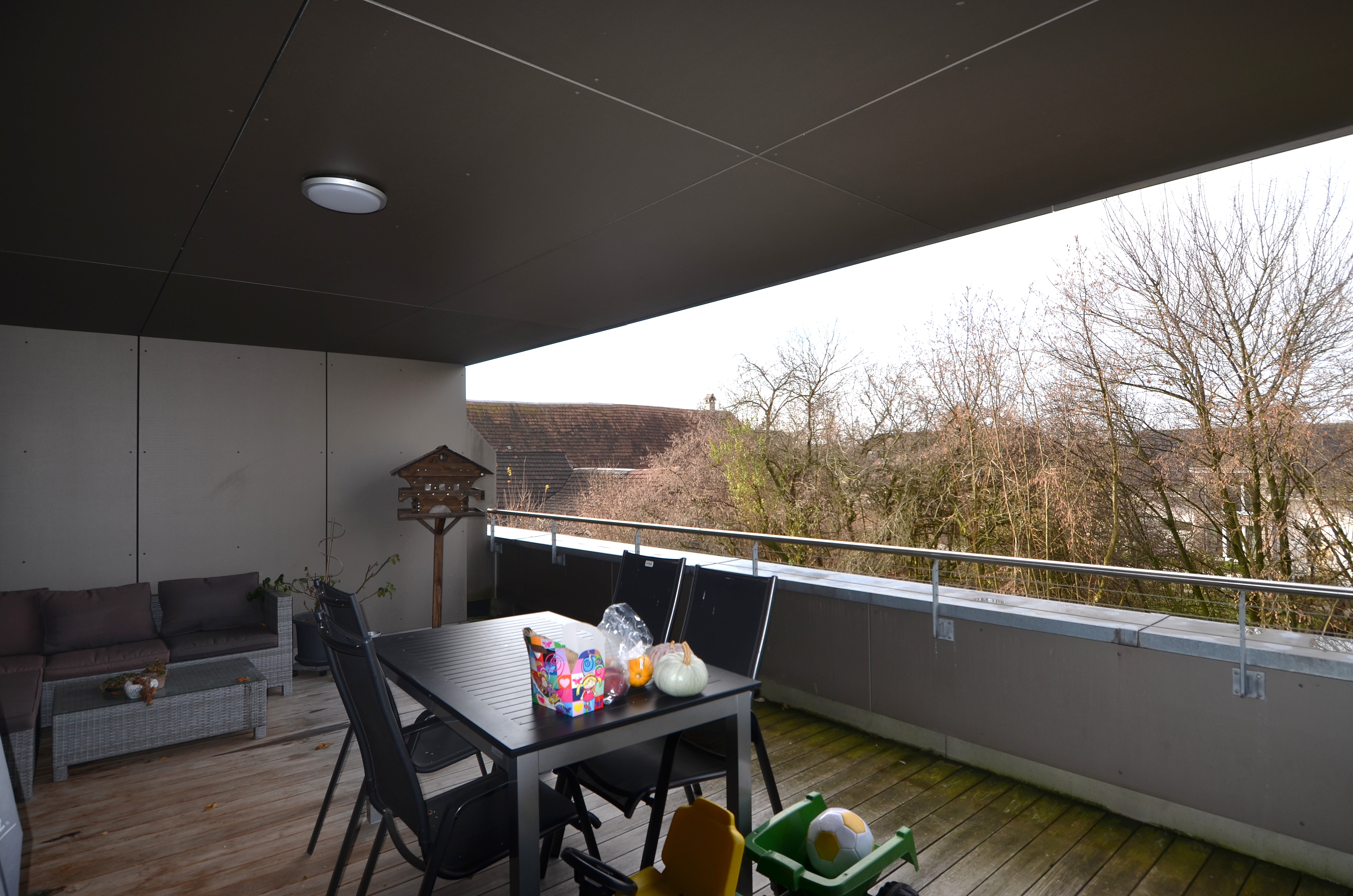 Überdachte Terrasse mit Sitz- und Essbereich