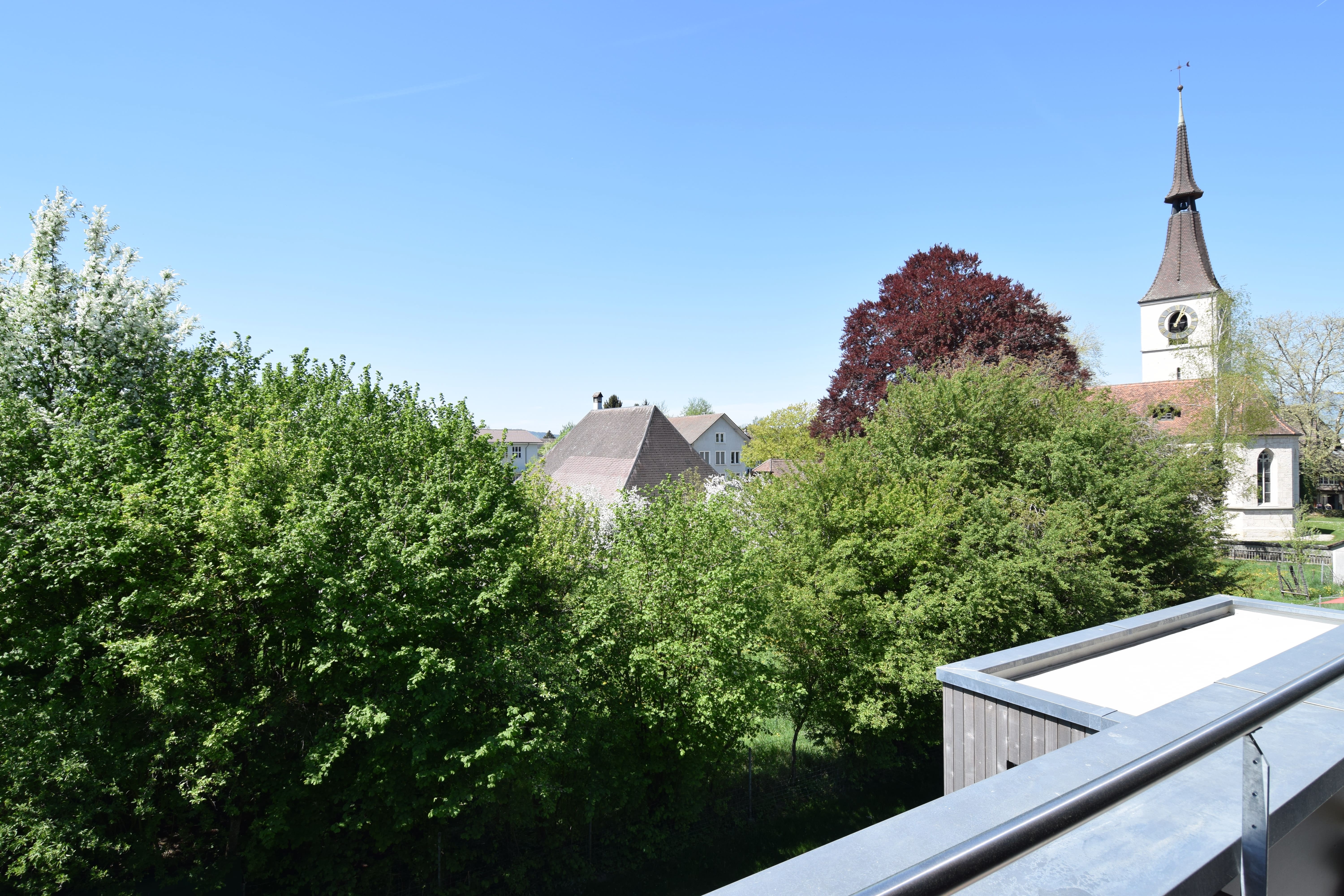 Dachterrassenblick mit Kirchturm