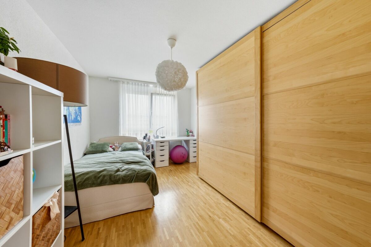 Helles Schlafzimmer mit großem Kleiderschrank