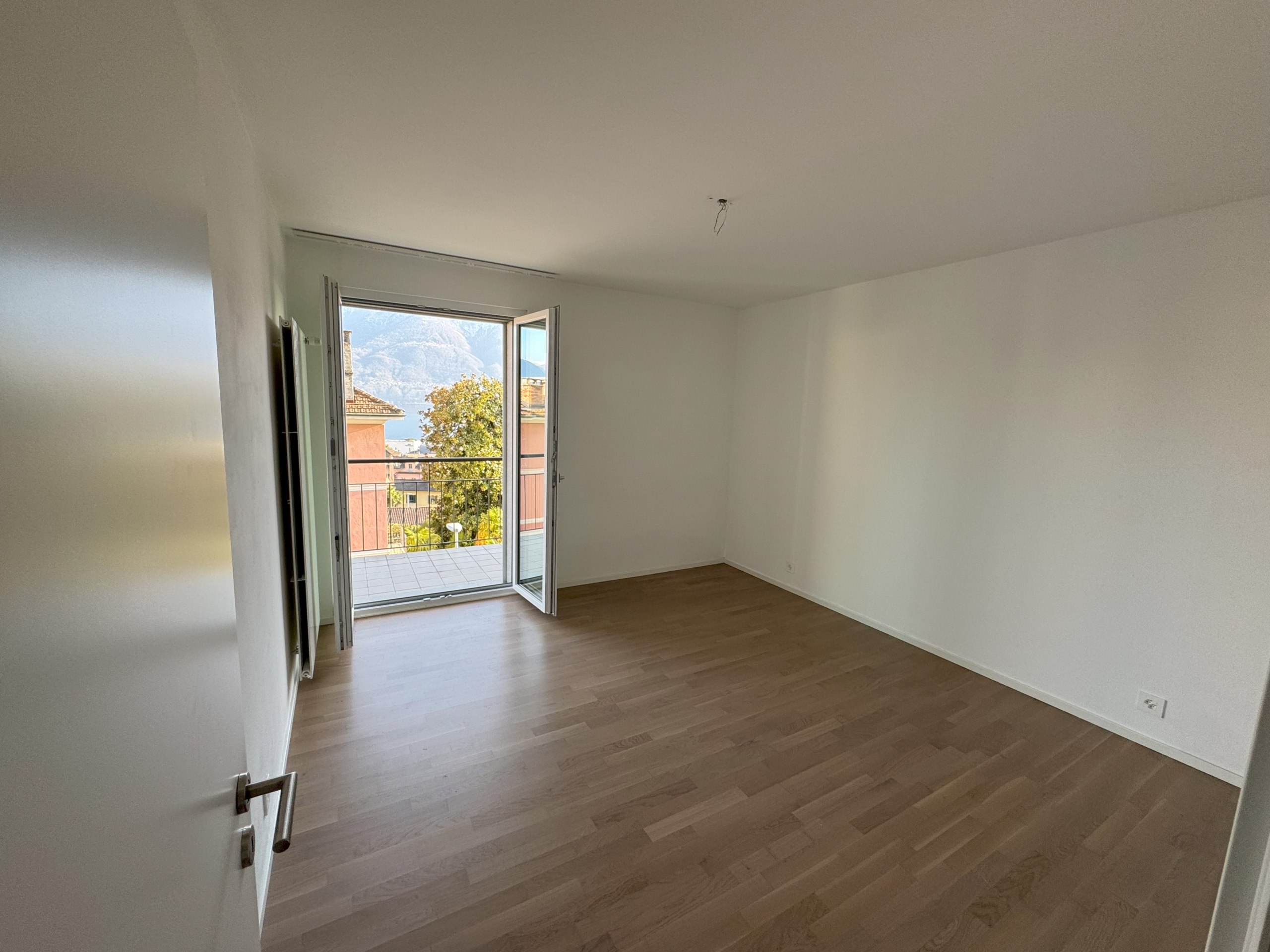 Leeres Schlafzimmer mit Balkonblick