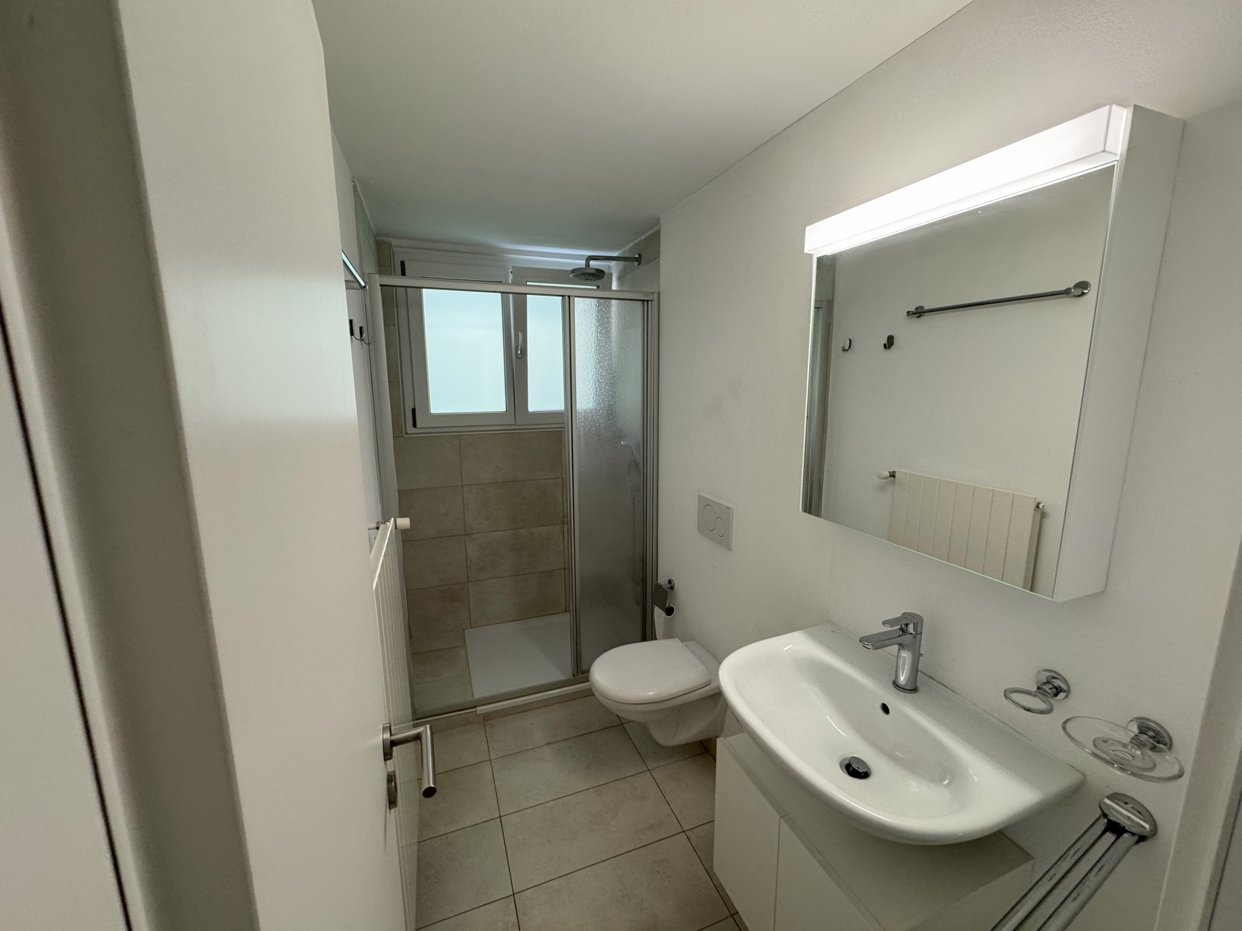 Kleines modernes Bad mit Dusche und Waschtisch