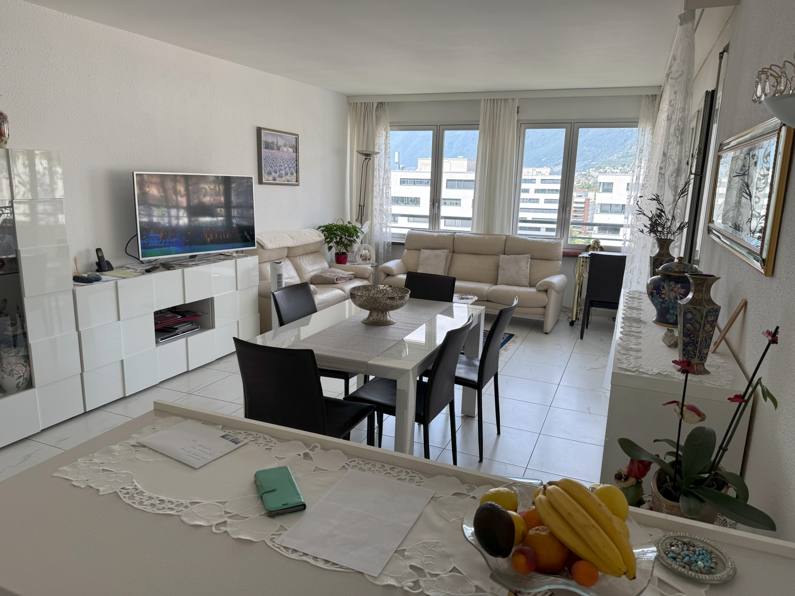 Helles Wohn-Esszimmer mit Bergblick
