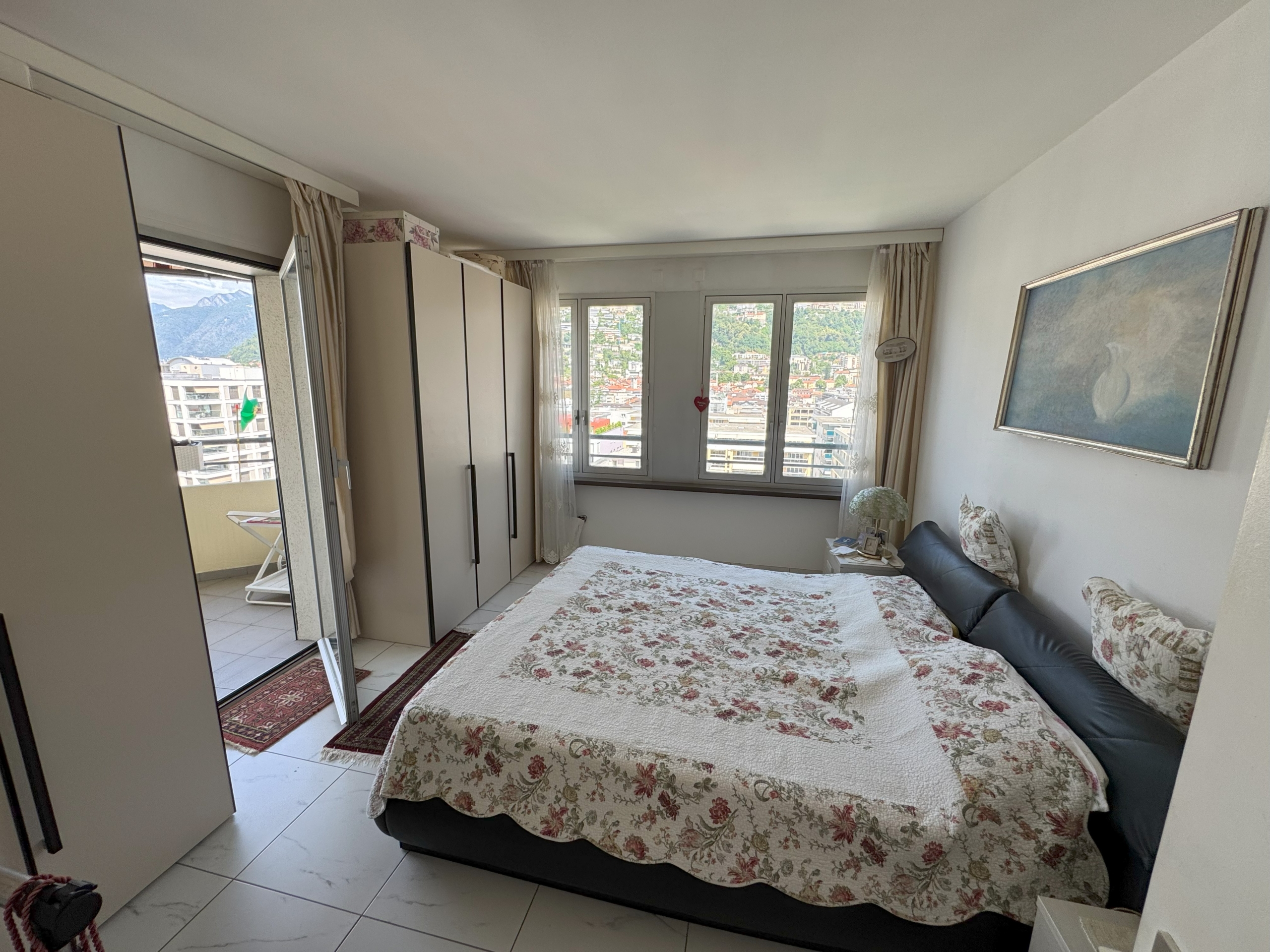 Schlafzimmer mit Balkonblick