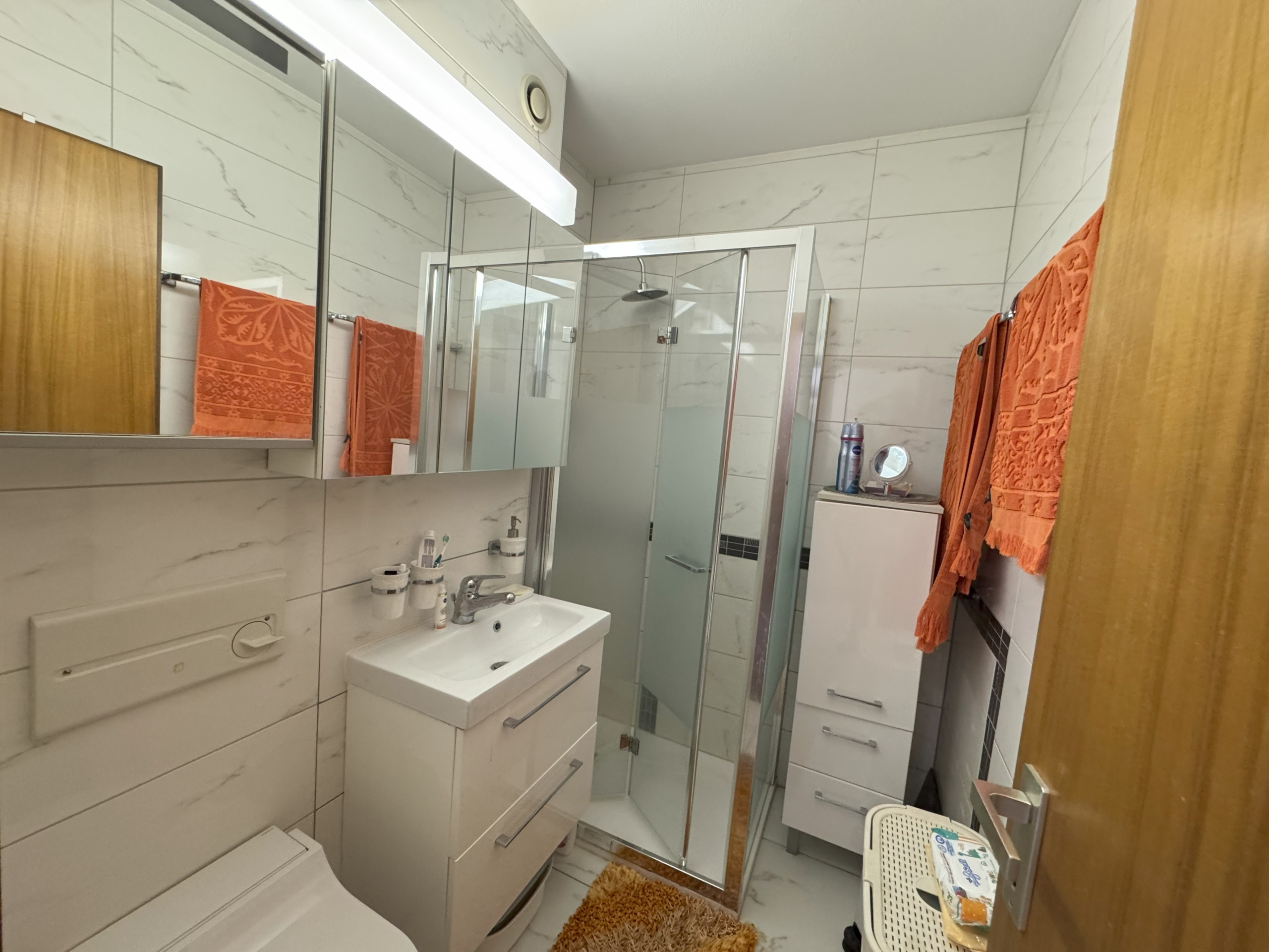 Modernes Badezimmer mit Dusche
