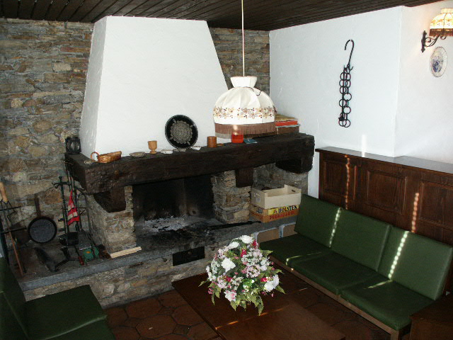 Wohnzimmer mit Kamin