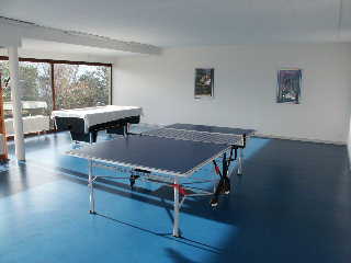 Innenraum mit Tischtennisplatte