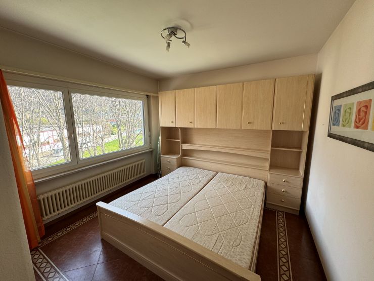 Schlafzimmer mit Holz-Schrankwand