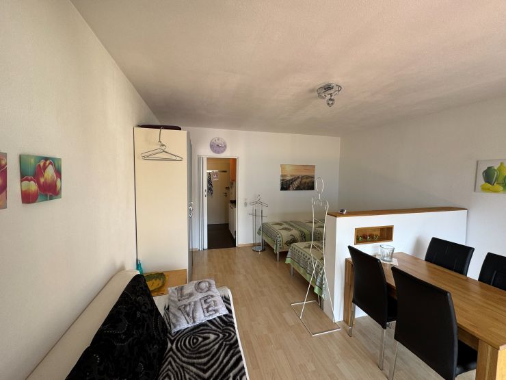 Kompaktes Wohn- und Schlafzimmer mit Essbereich