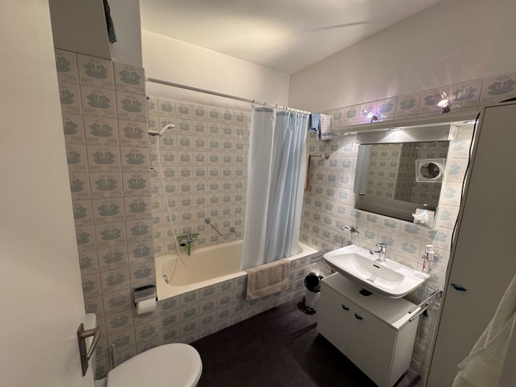 Kleines Badezimmer mit Wanne und Waschbecken