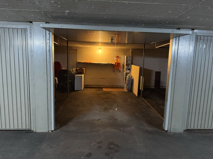 Dunkel beleuchtete Einzelgarage