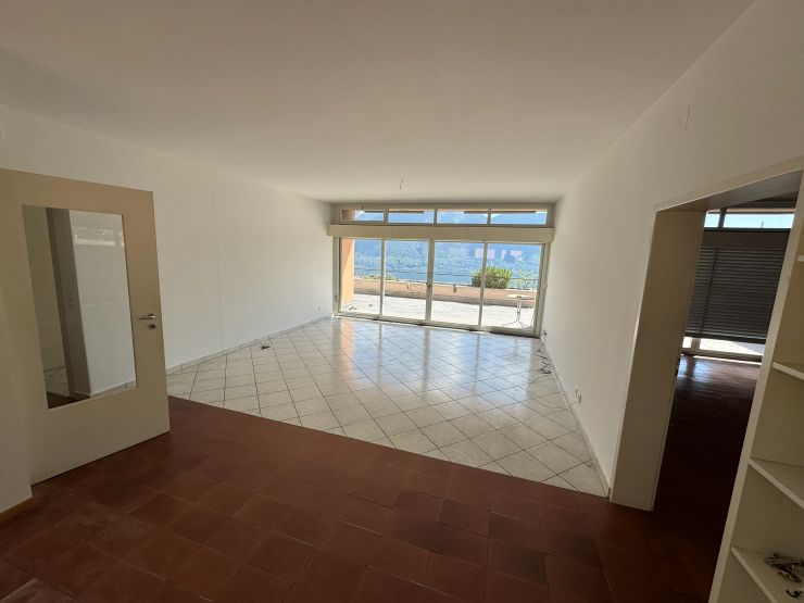 Heller Wohnraum mit Meerblick und Fliesenboden