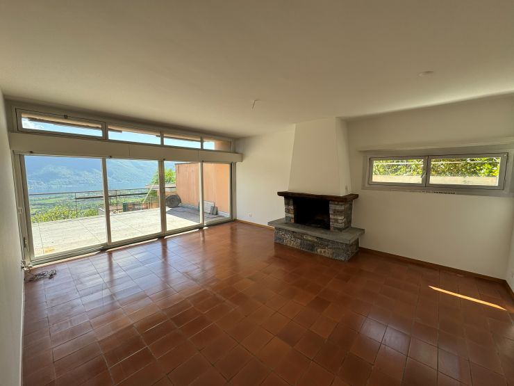 Wohnzimmer mit Kamin und Terrassenblick