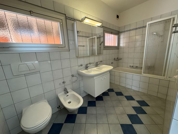 Badezimmer mit Badewanne und Bidet