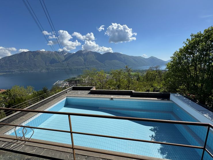 Poolterrasse mit Seeblick und Bergpanorama
