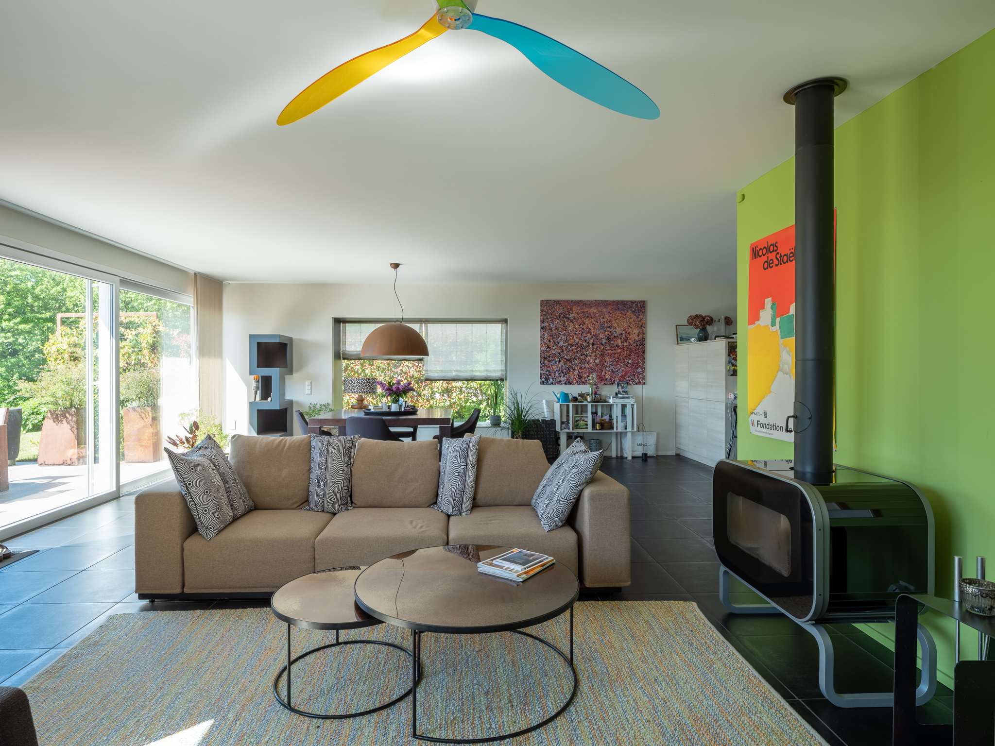 Modernes Wohnzimmer mit Kamin und großer Fensterfront