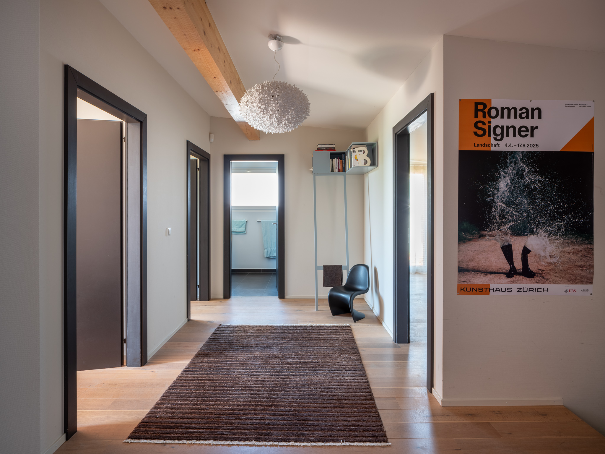 Heller Dachgeschossflur mit Holzfußboden