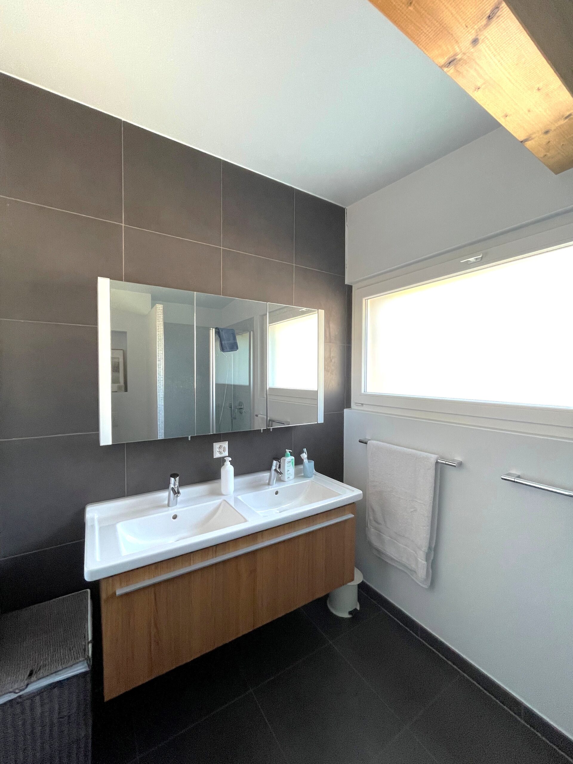 Modernes Badezimmer mit Doppelwaschtisch