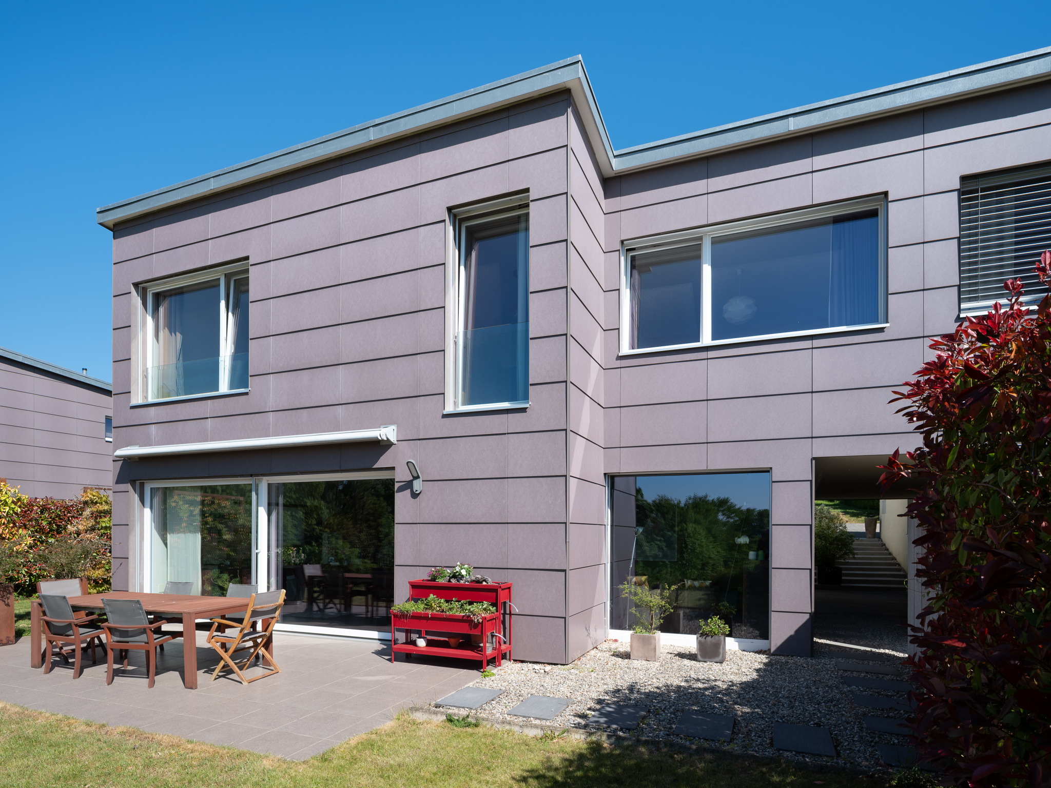 Modernes Einfamilienhaus mit Garten