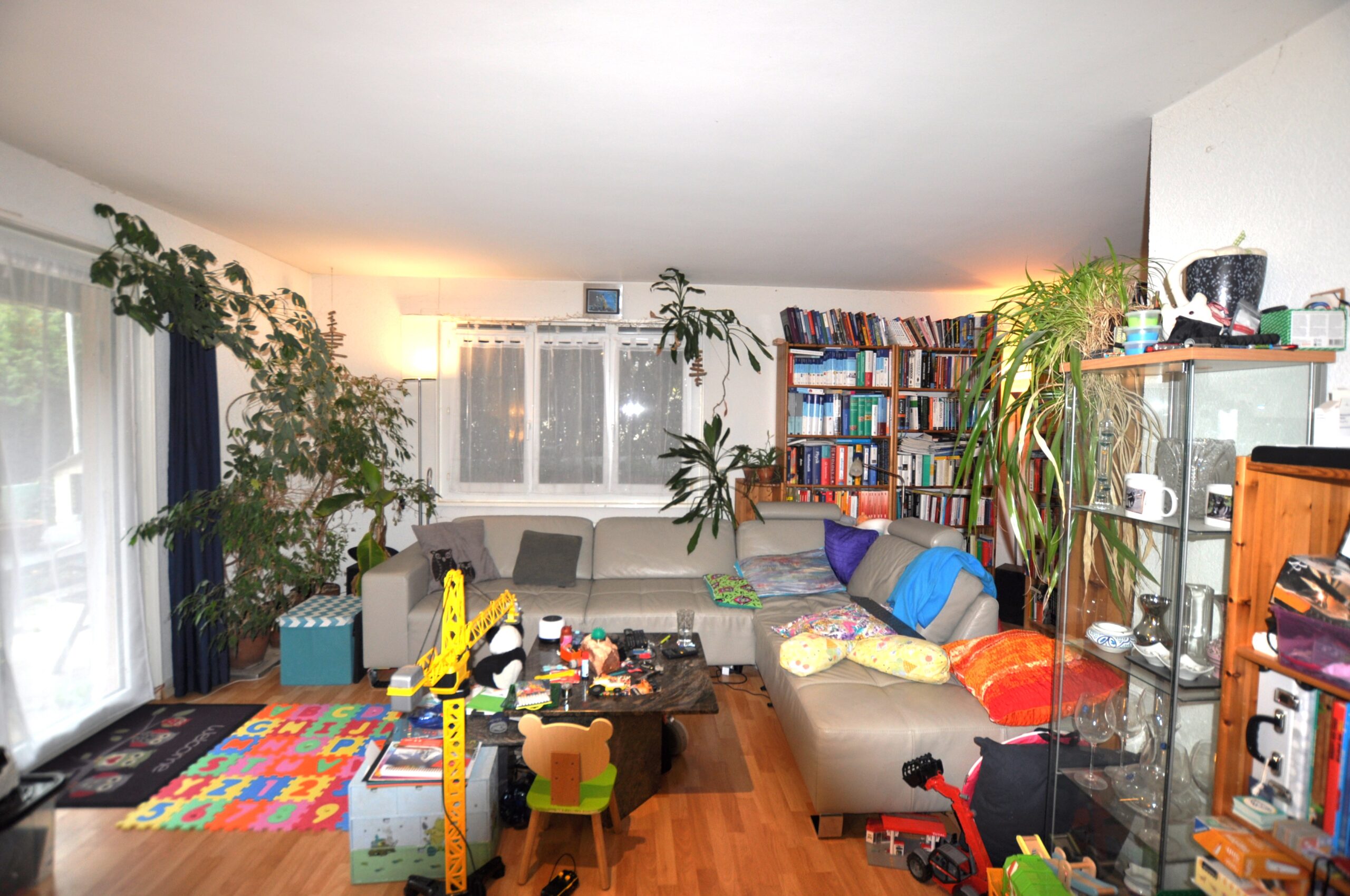 Gemütliches, belebtes Wohnzimmer mit Ecksofa