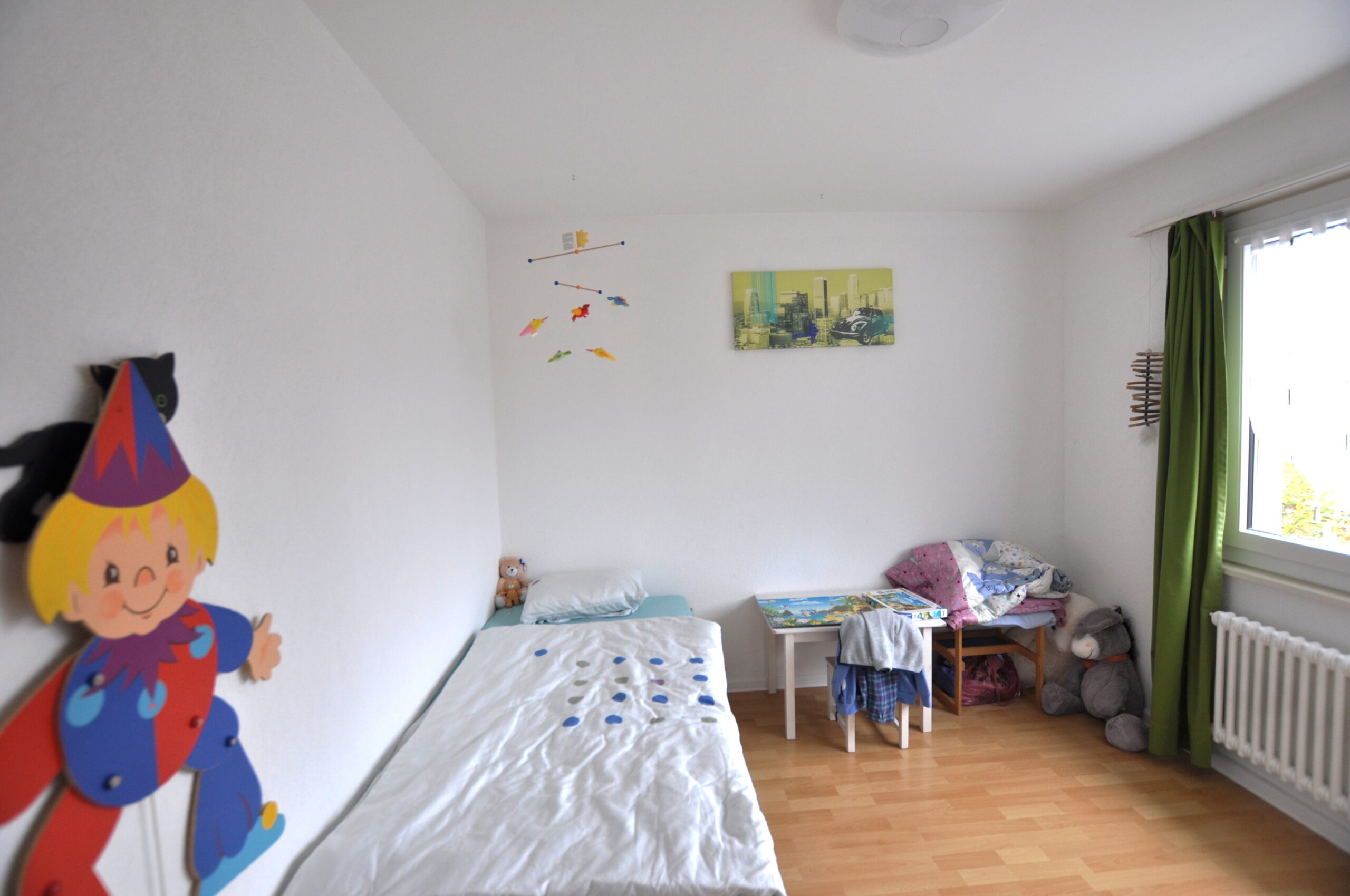 Kinderzimmer mit Einzelbett und Fenster