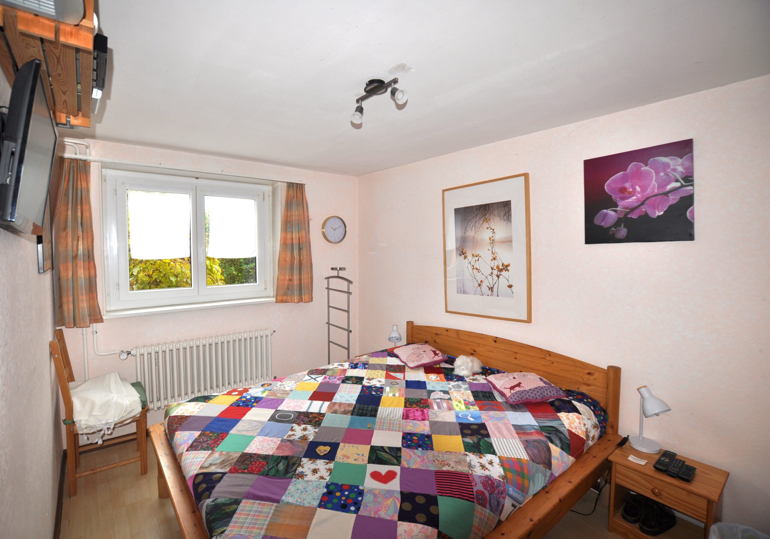 Schlafzimmer mit farbenfrohem Patchwork-Bett
