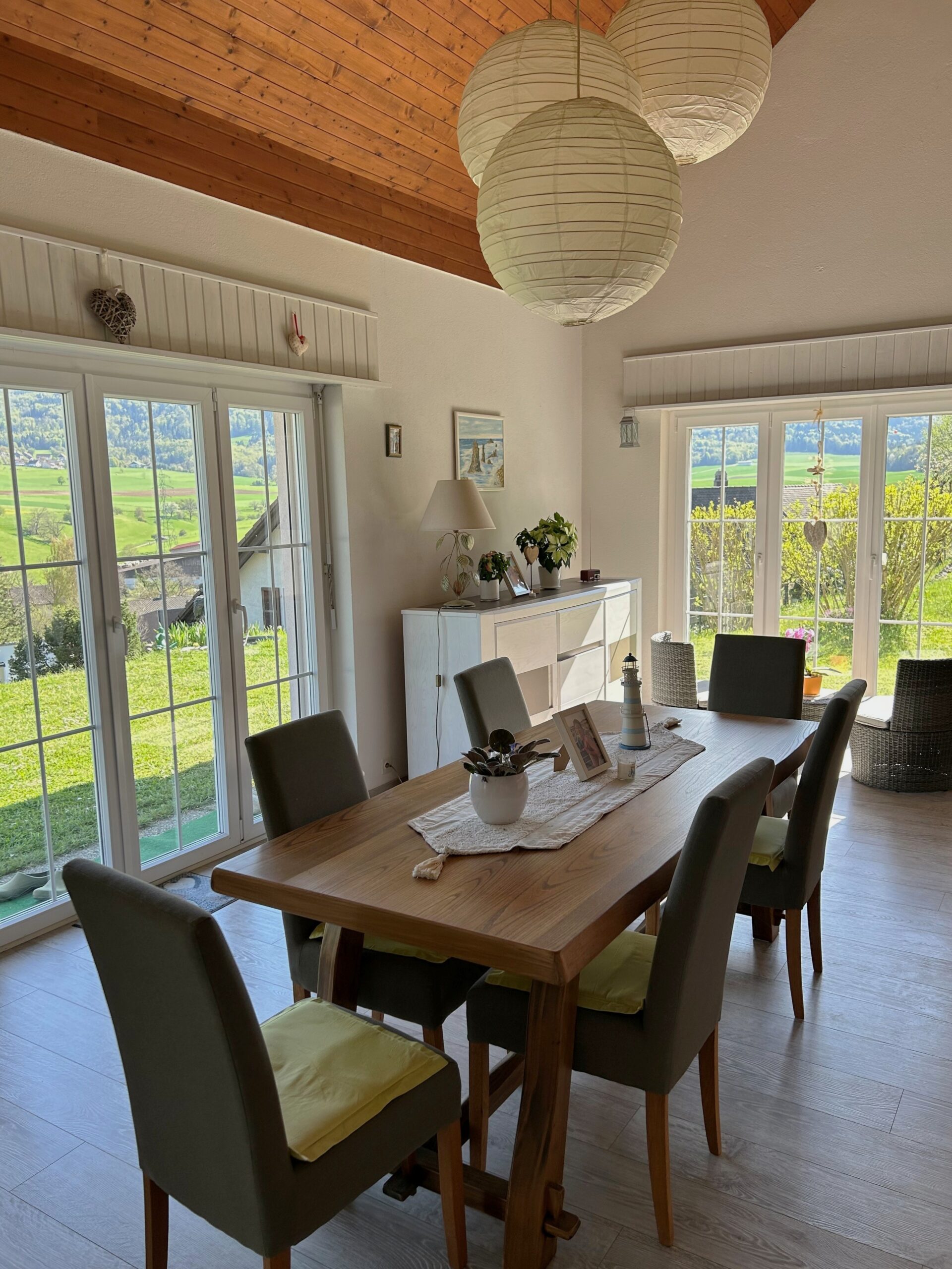 Heller Essbereich mit Panoramablick