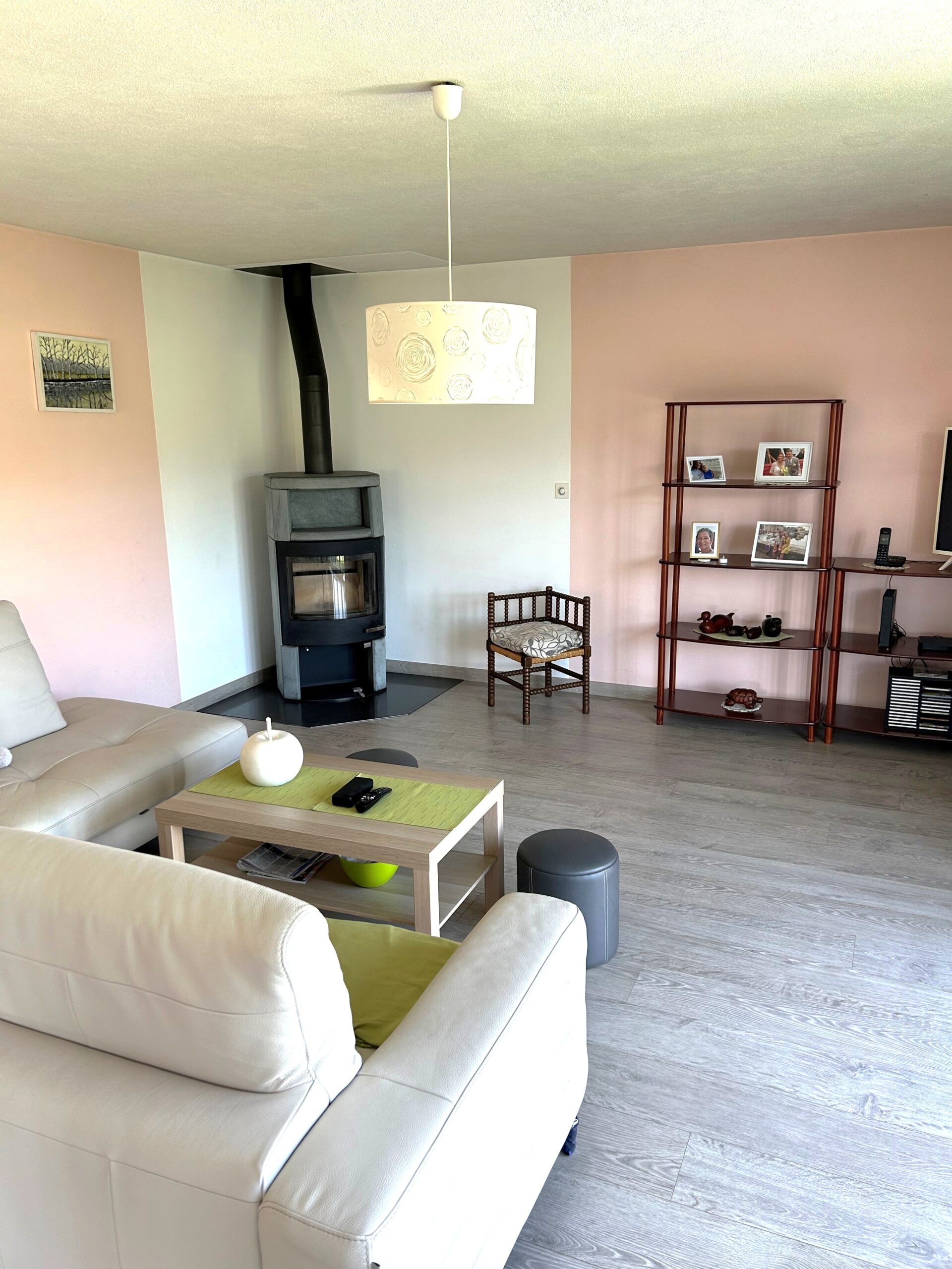 Wohnzimmer mit Kamin und heller Einrichtung
