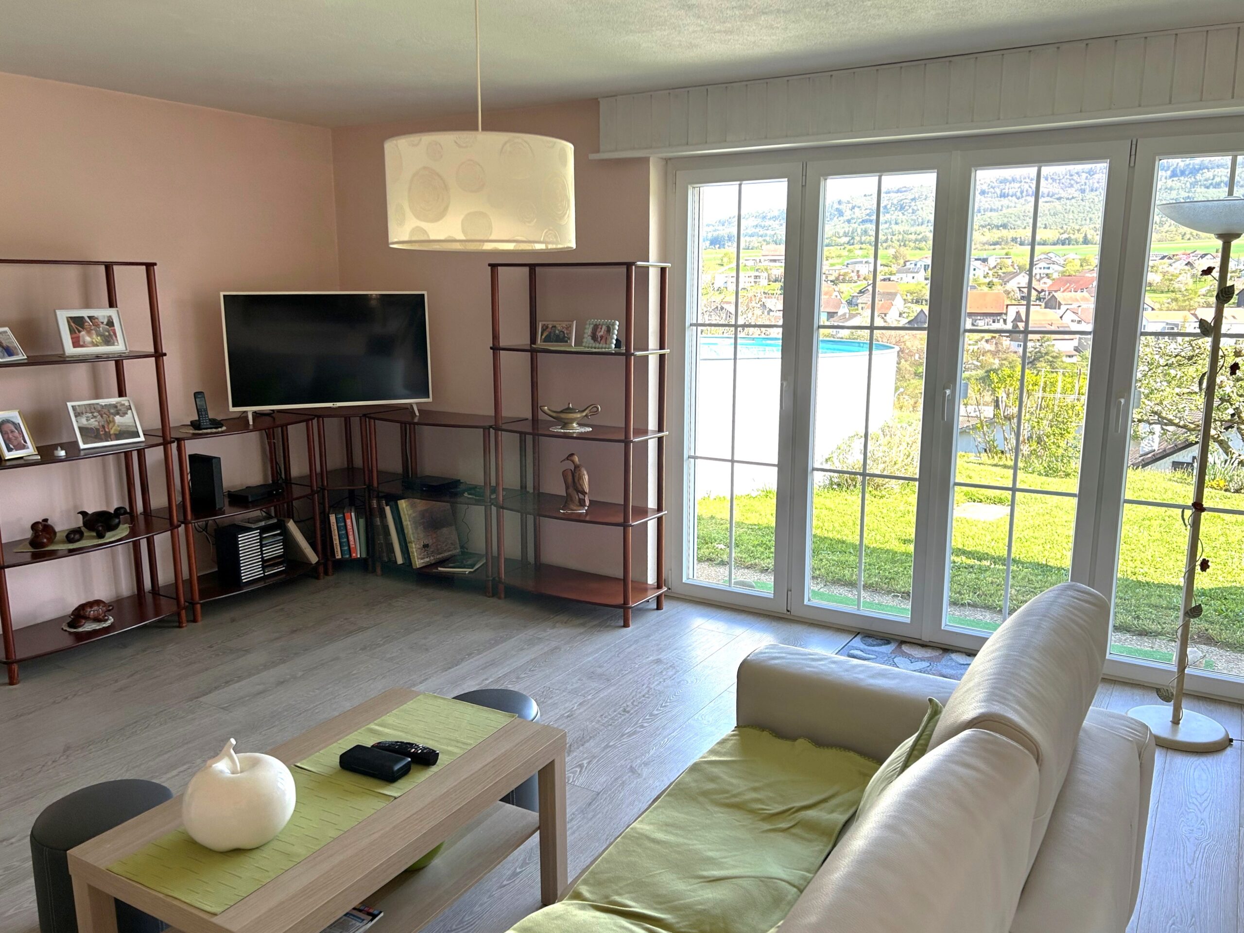 Wohnzimmer mit Panoramafenster und Bergblick