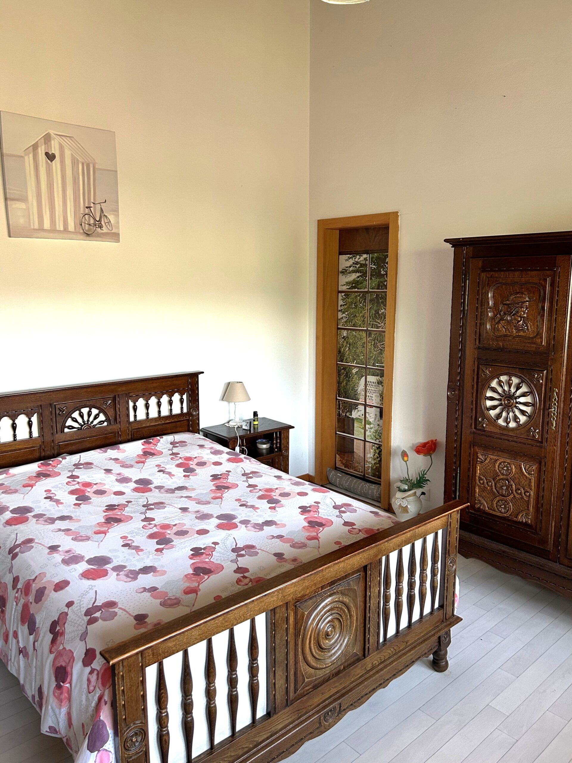 Schlafzimmer mit Massivholzmöbeln