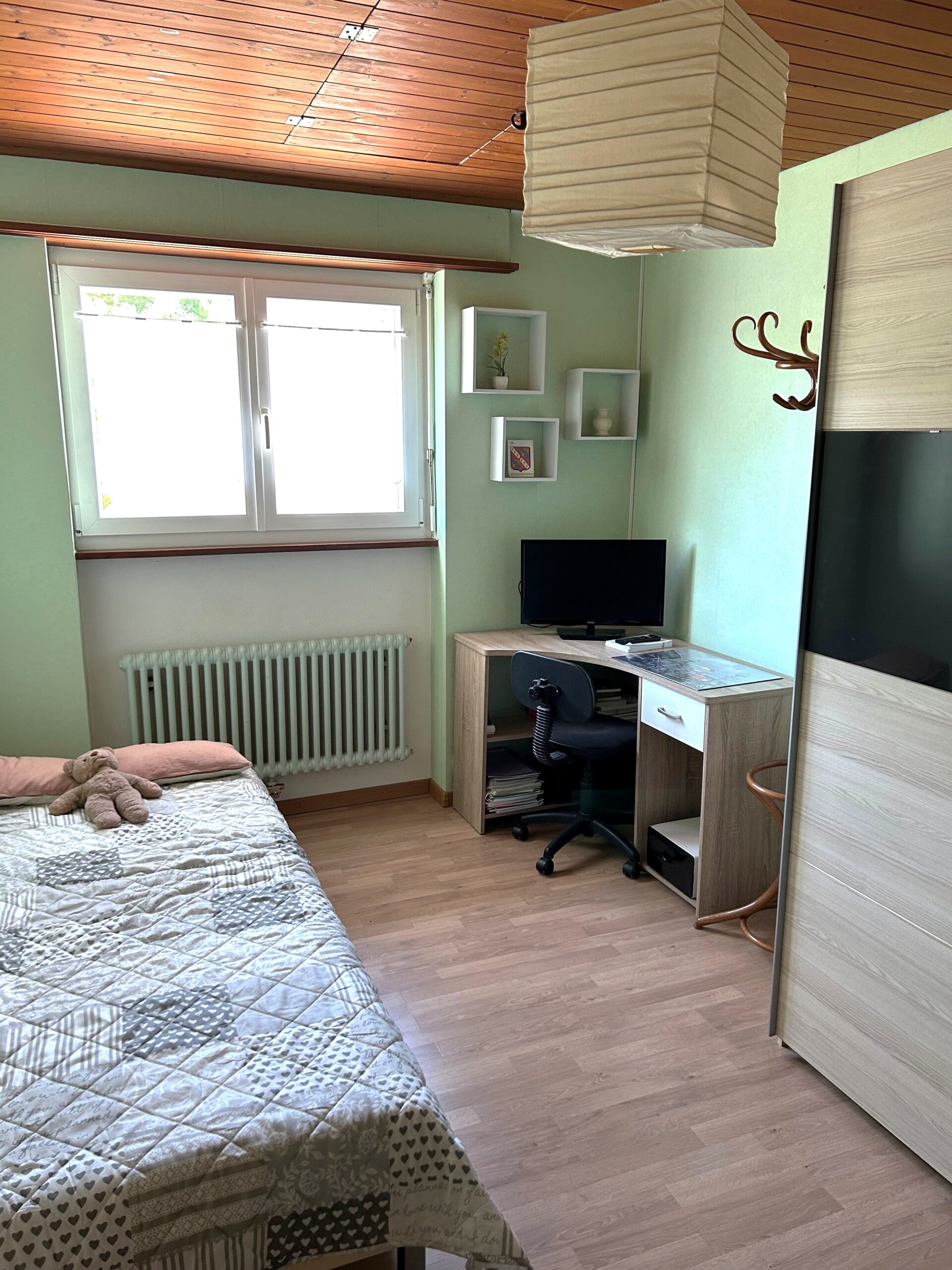Kleines Schlafzimmer mit Schreibtisch