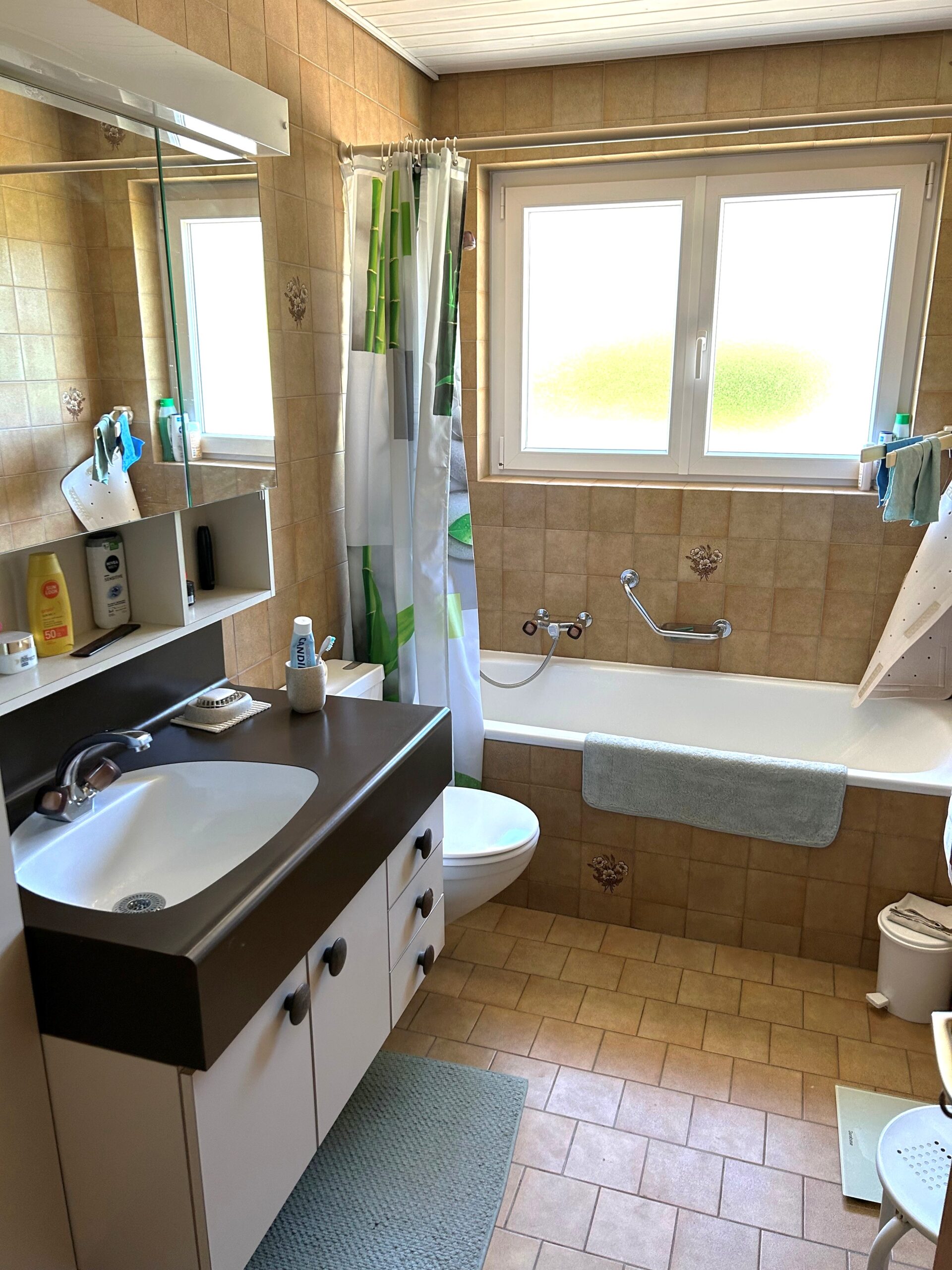 Badezimmer mit Badewanne und Waschtisch