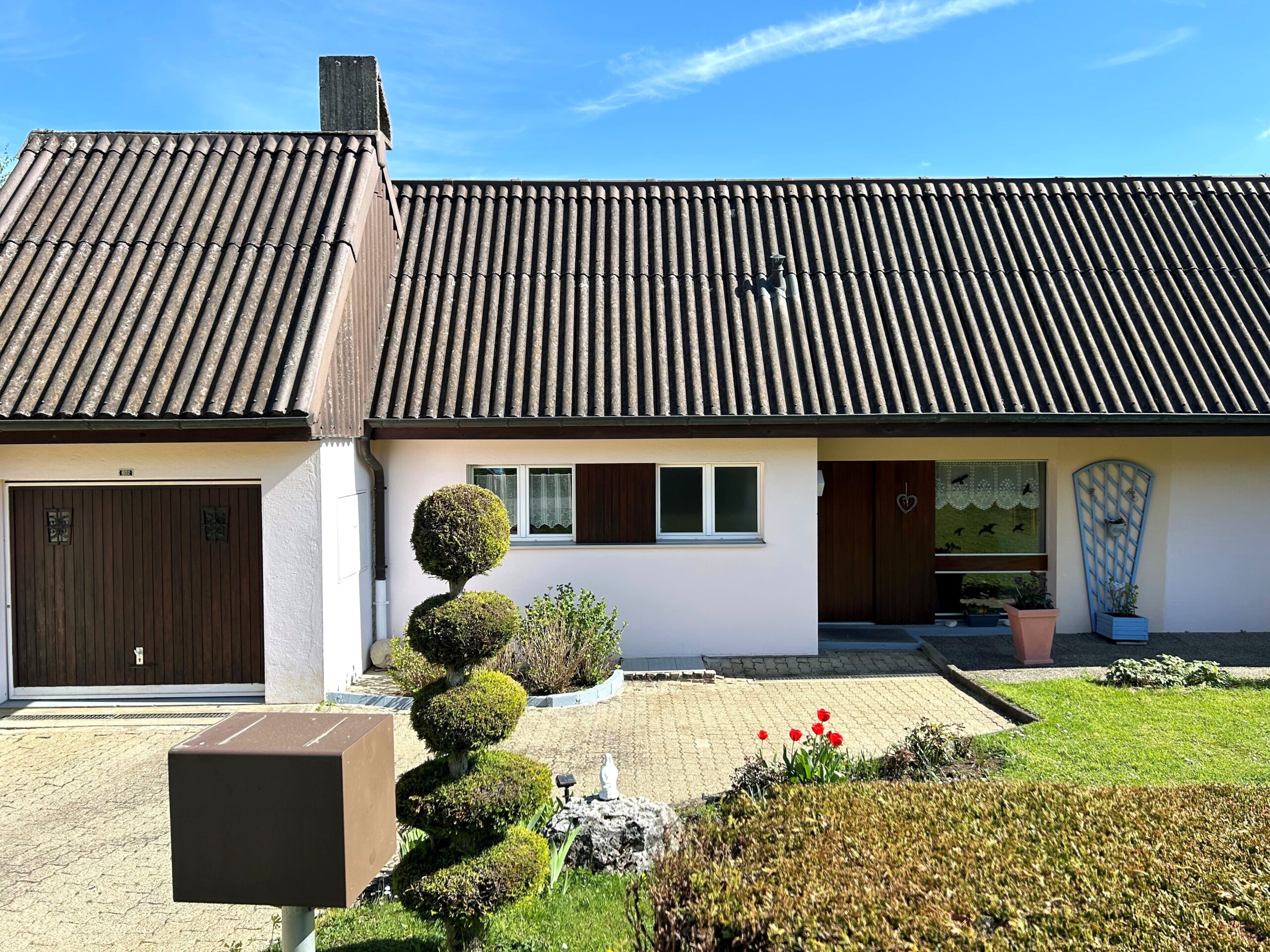 Einfamilienhaus mit Satteldach und gepflegtem Vorgarten