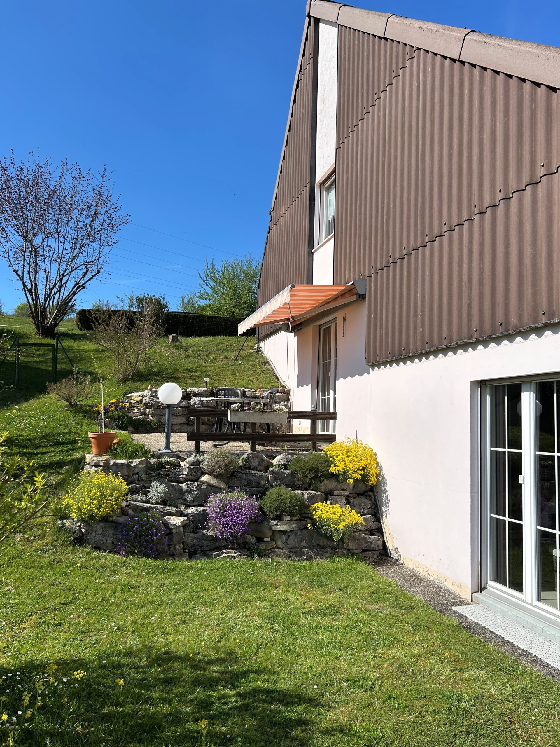 Außenansicht eines Hauses mit Garten