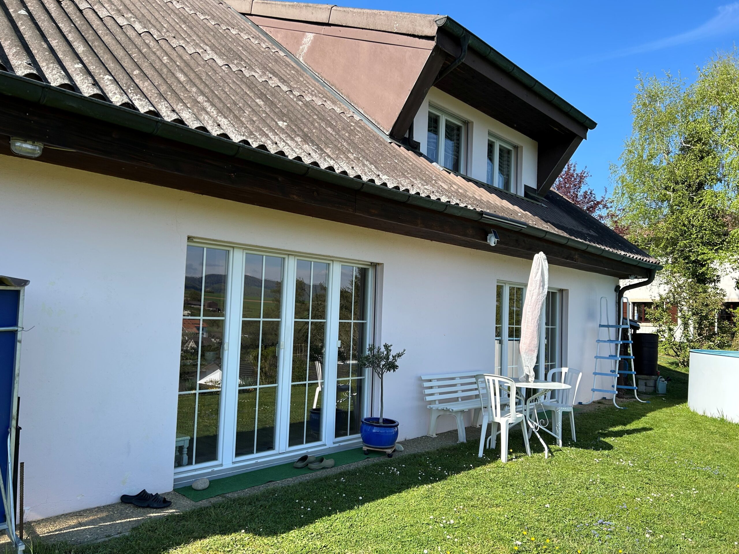 Hausrückseite mit Terrasse und Garten