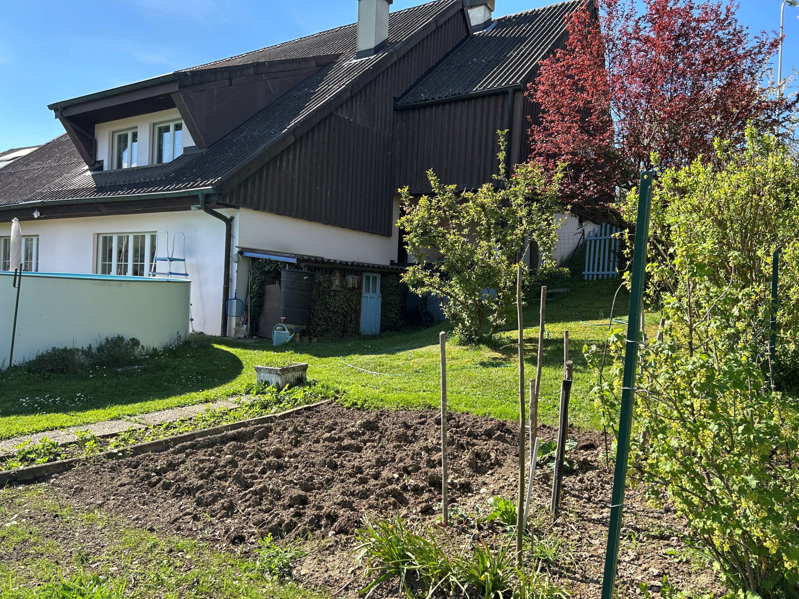 Wohnhaus mit Gartenansicht