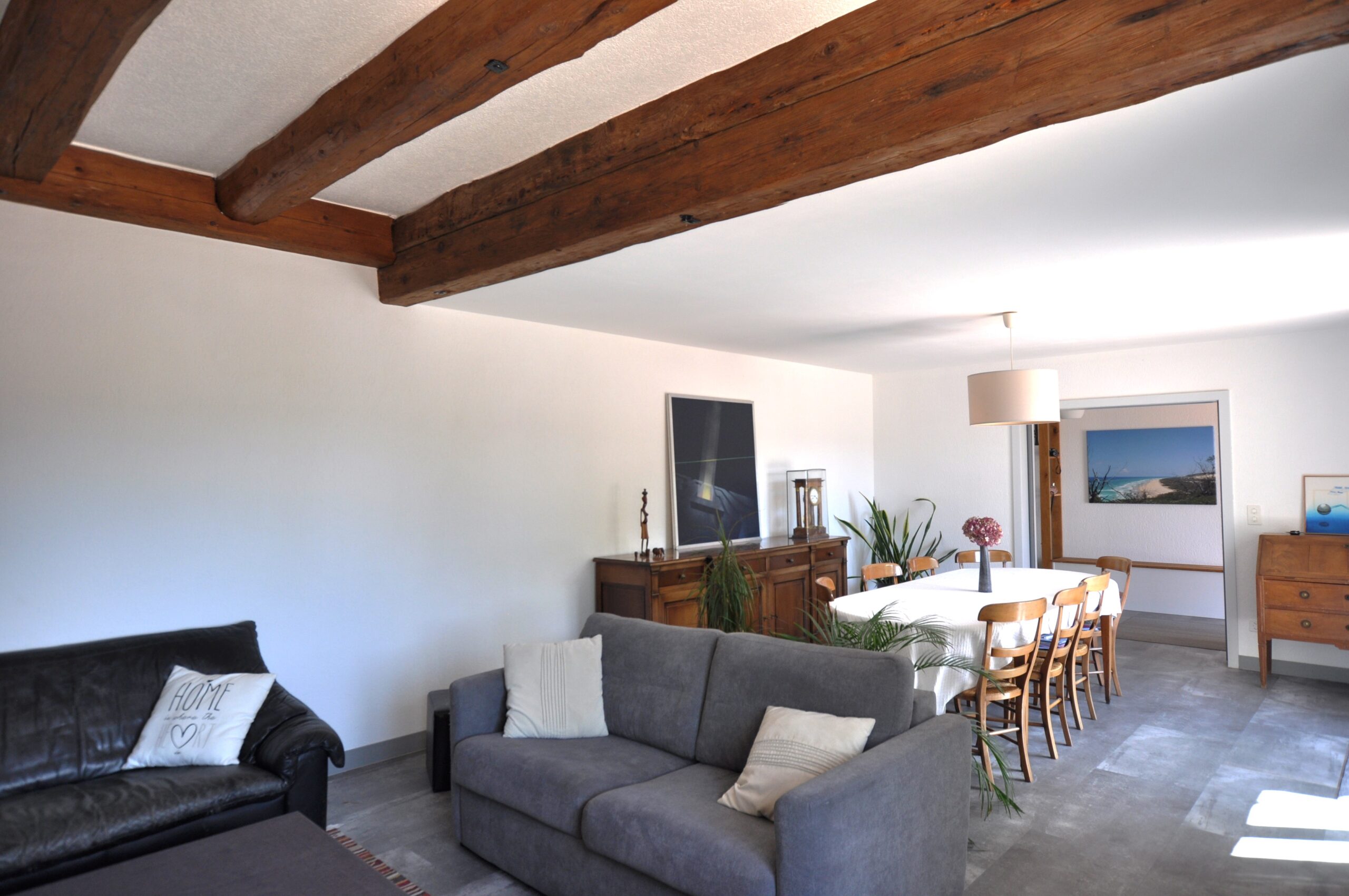 Helles Wohn-Esszimmer mit sichtbaren Holzbalken