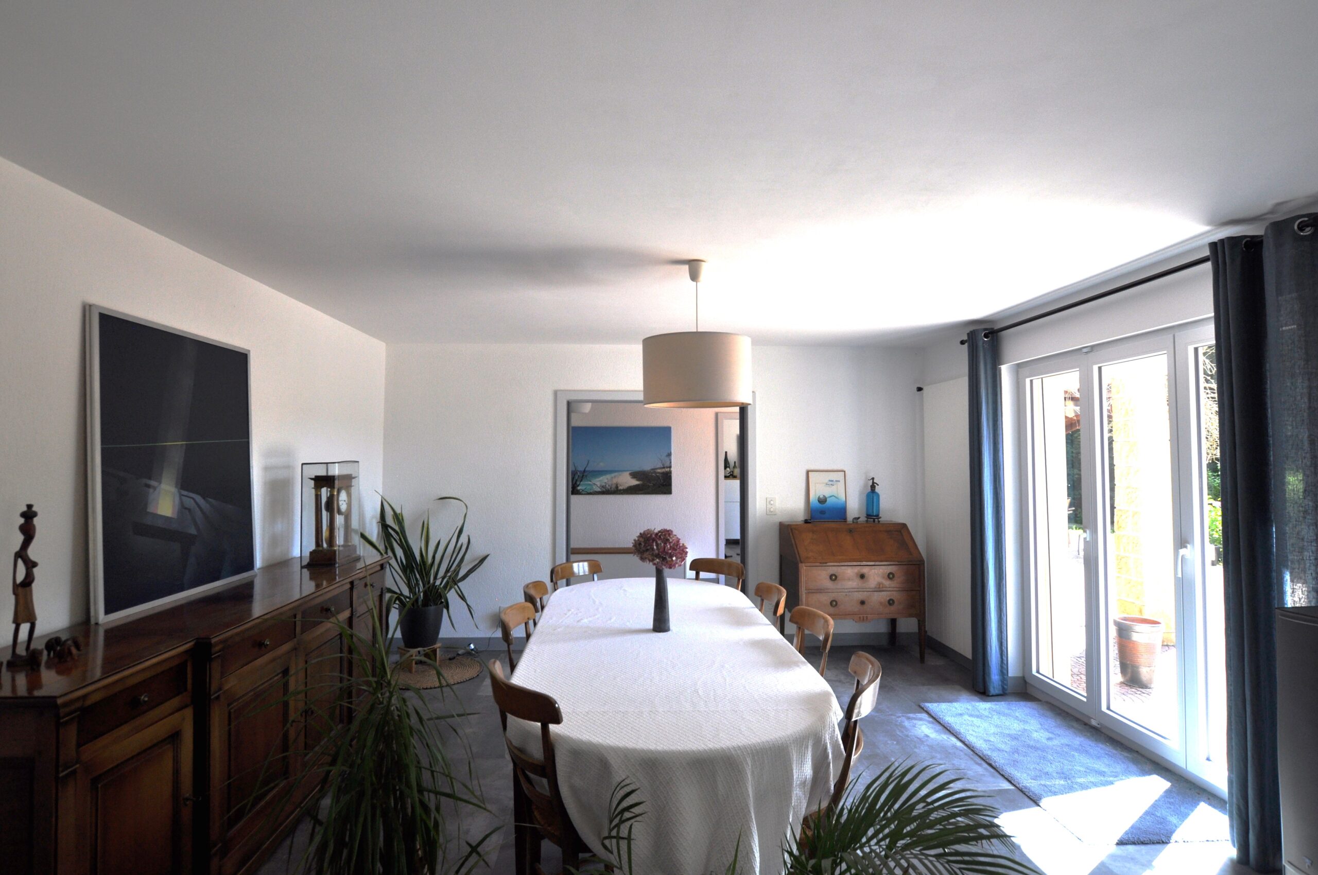 Esszimmer mit Tageslicht und Möbeln