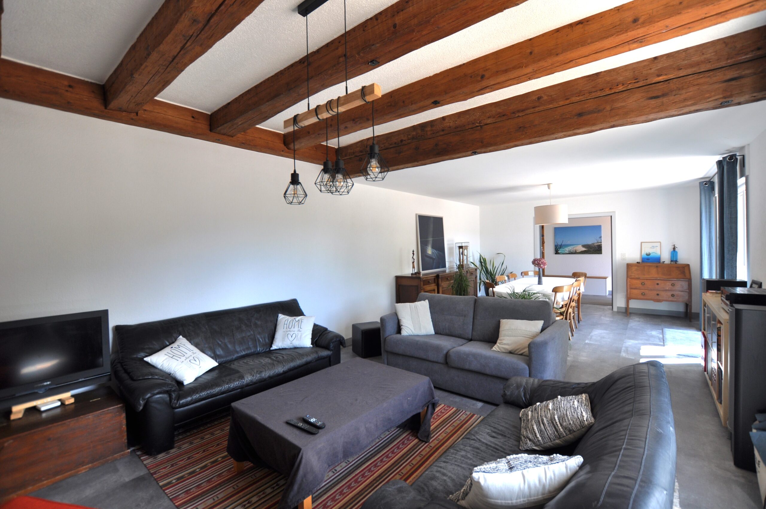 Großzügiges Wohnzimmer mit Essbereich