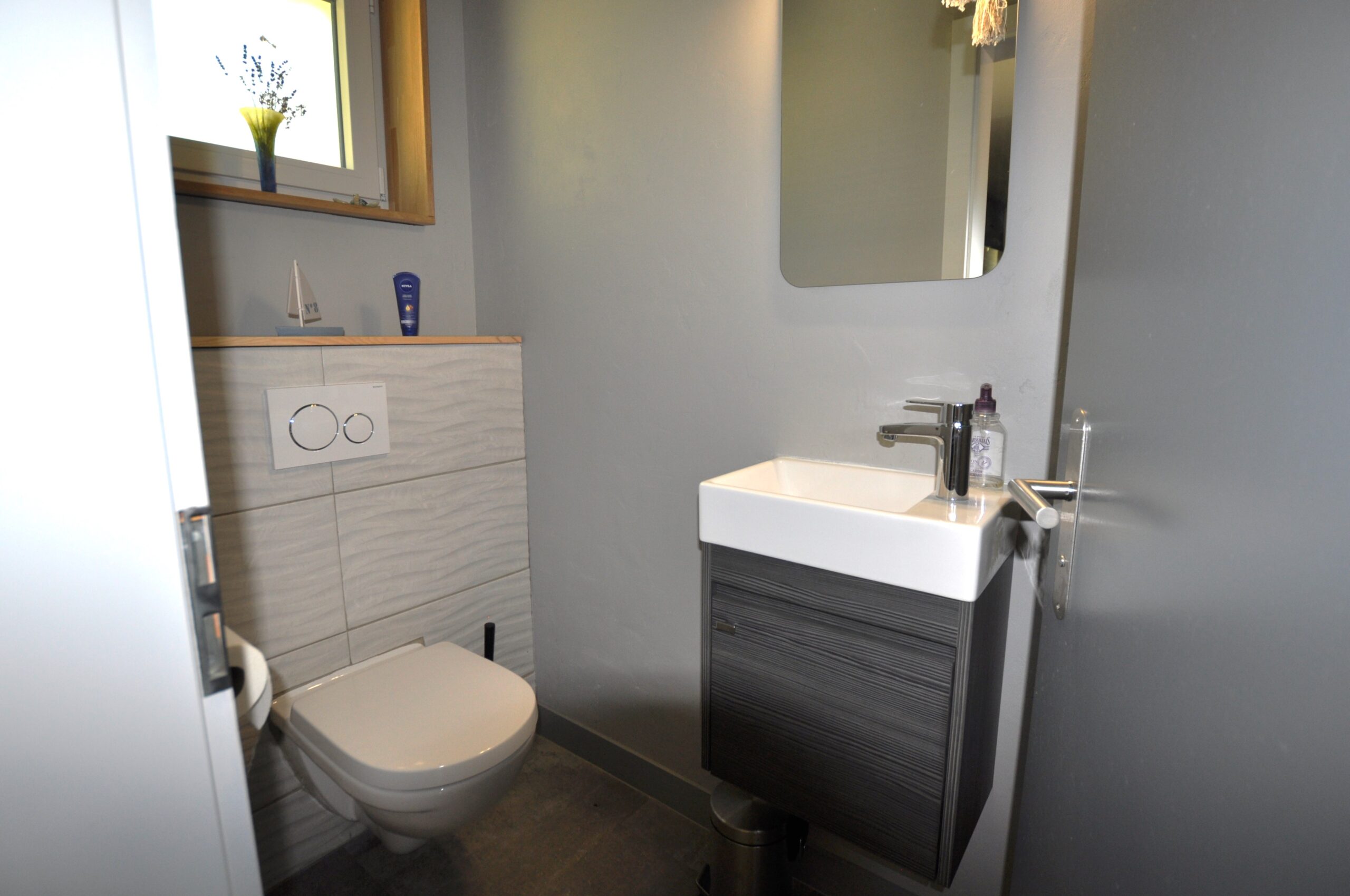 Kleines modernes Gäste-WC
