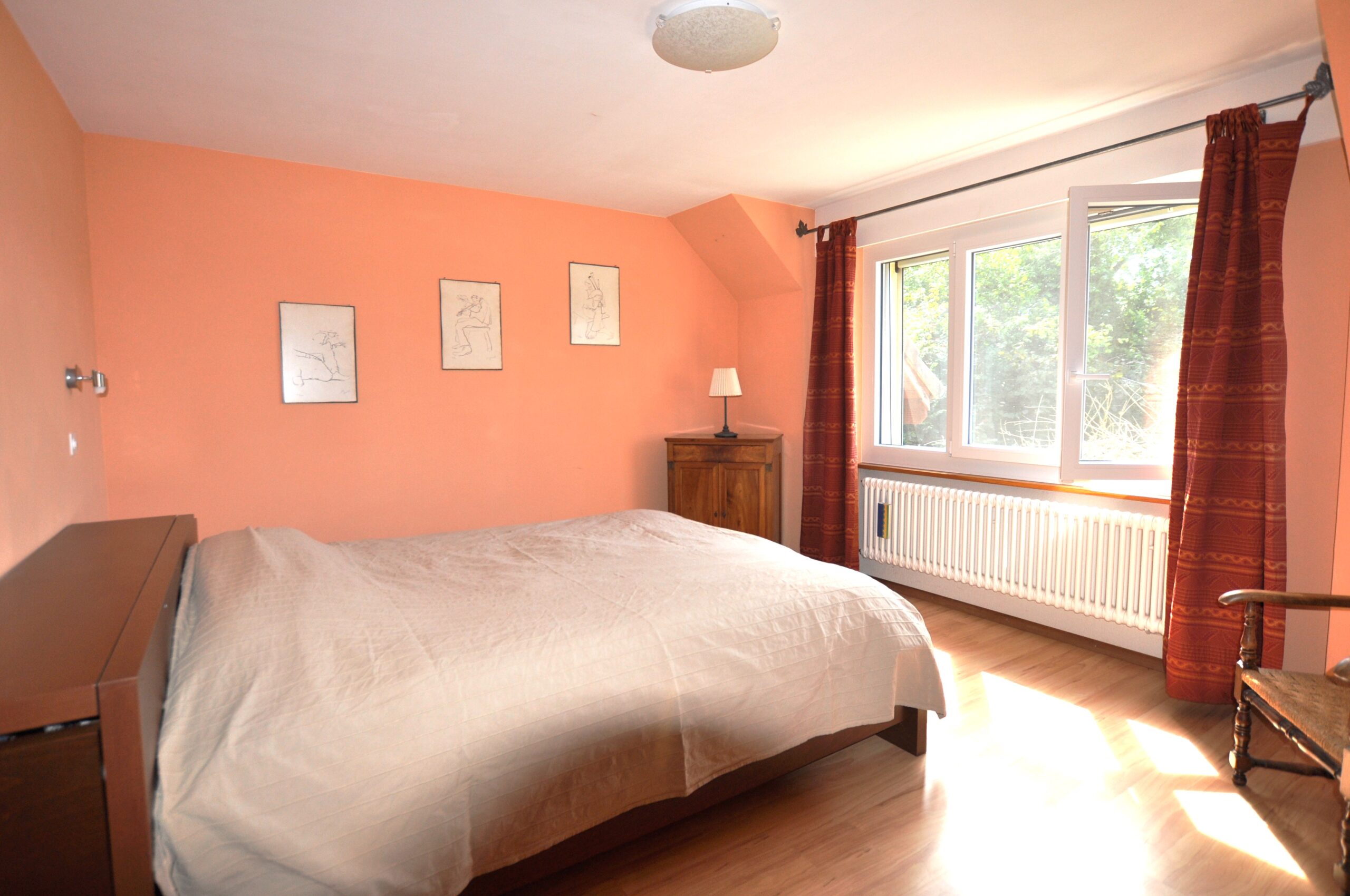 Helles Schlafzimmer mit Tageslicht