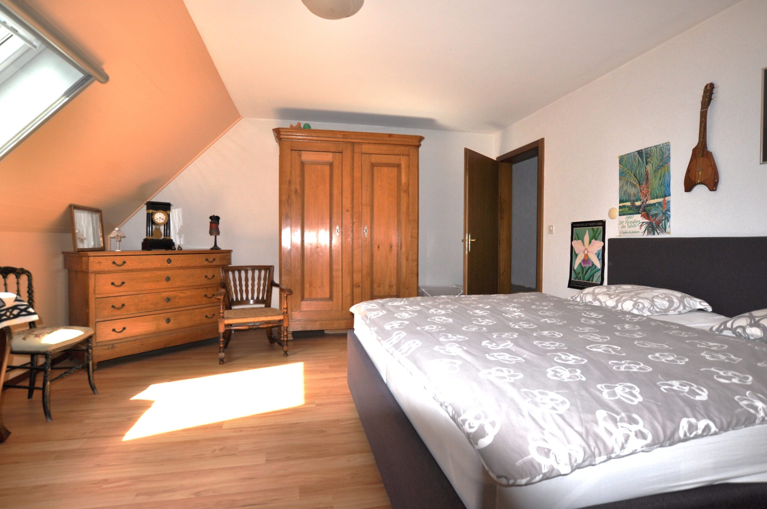 Dachgeschoss-Schlafzimmer mit Holzmöbeln