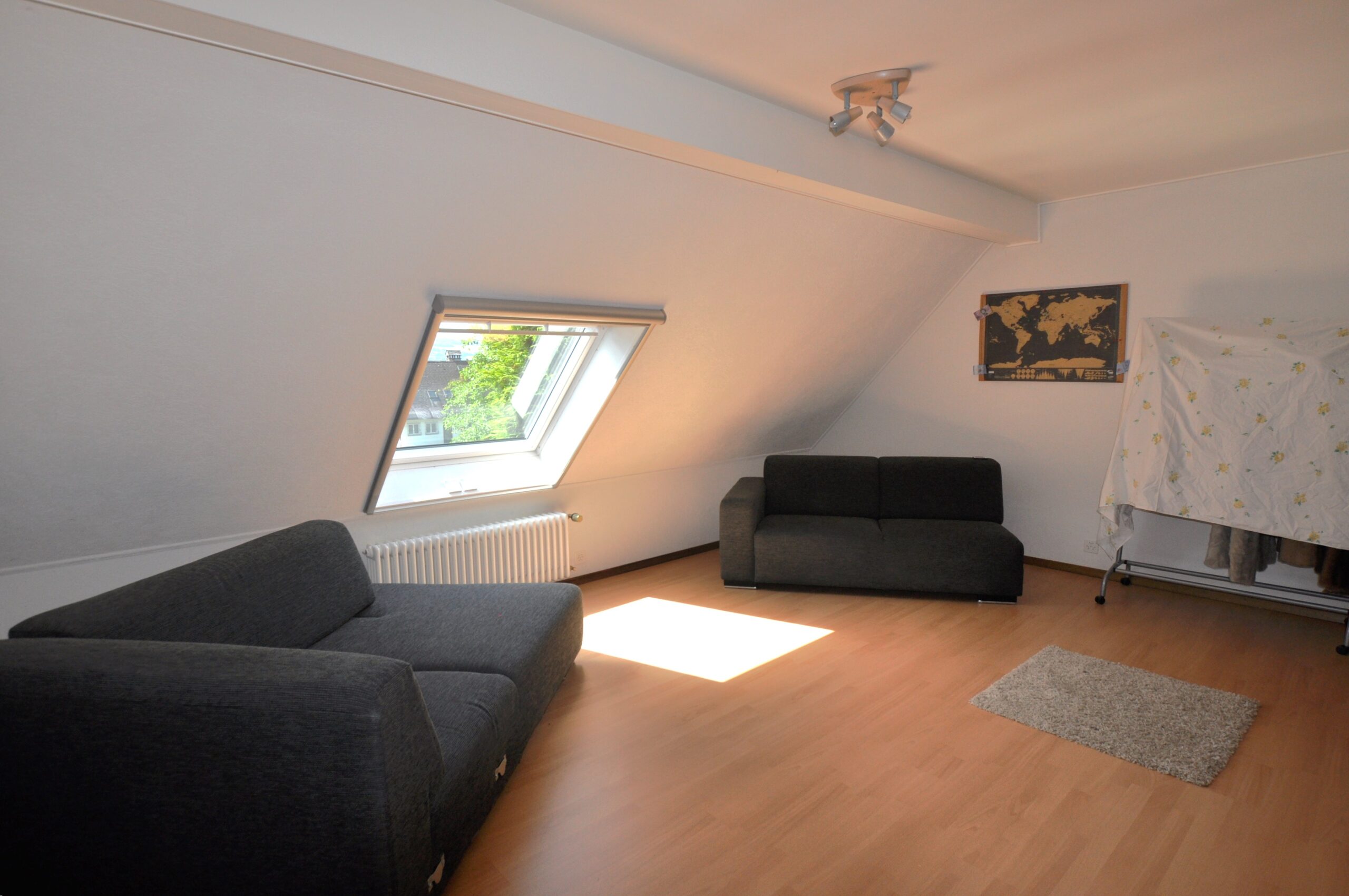 Dachgeschoss-Wohnzimmer mit Sofa