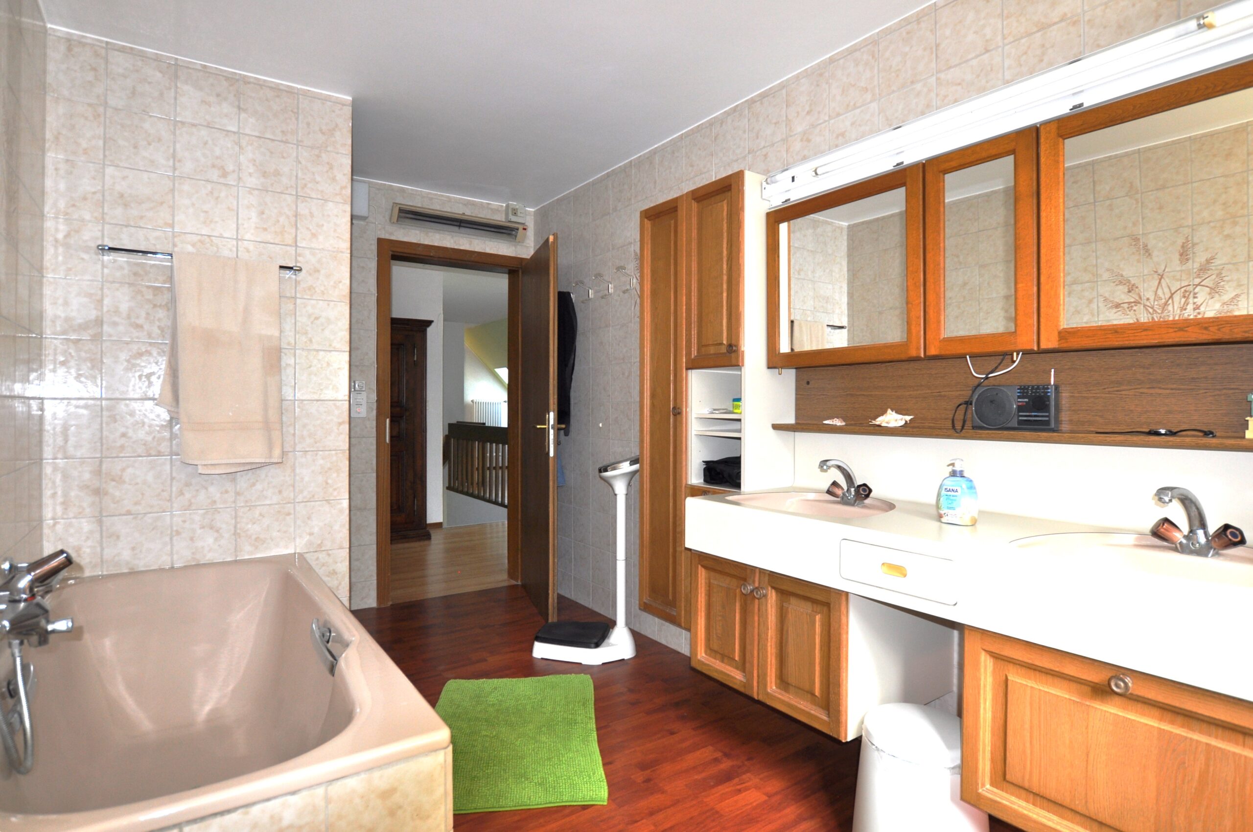Badezimmer mit Holzwaschtisch und Wanne