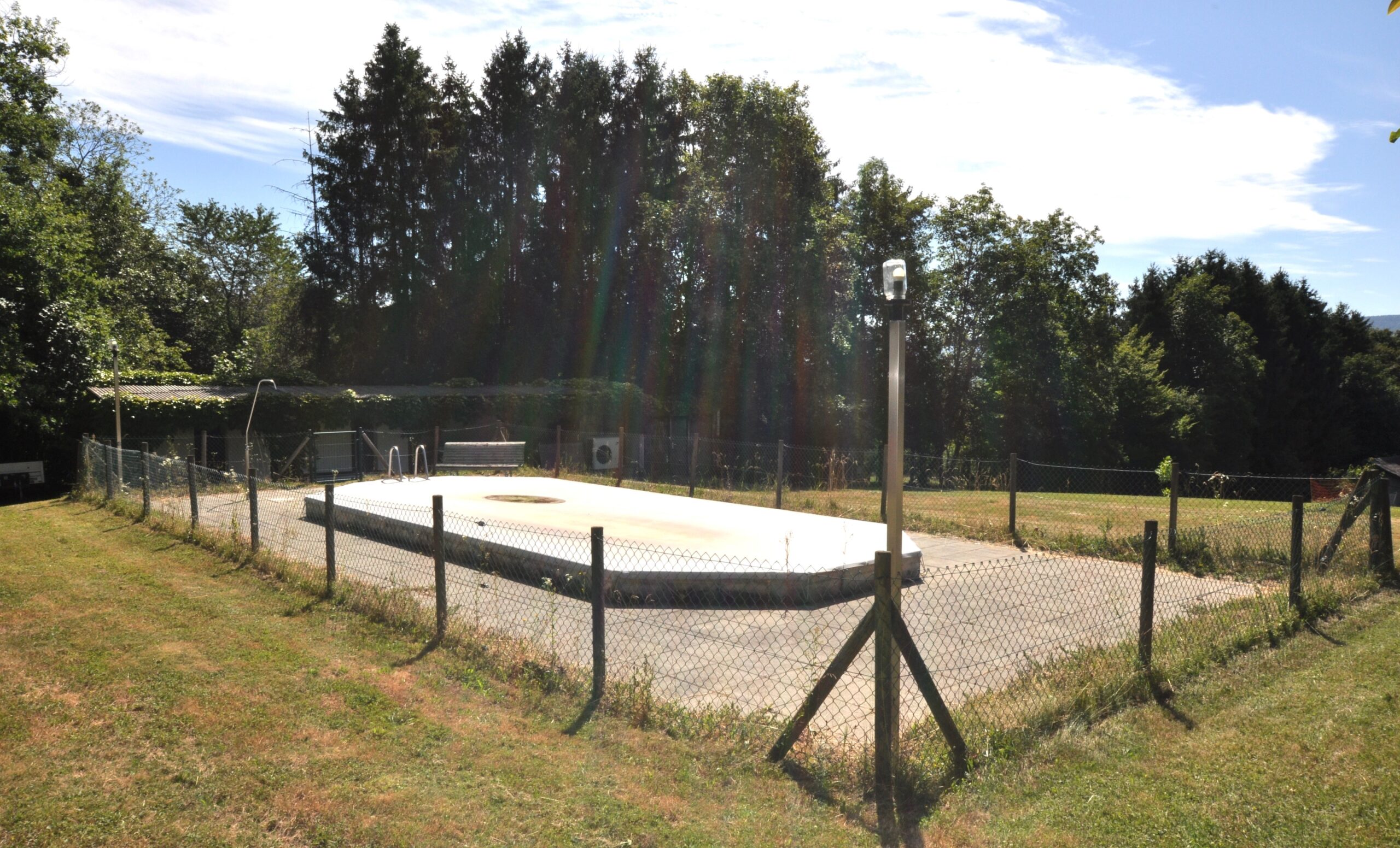 Eingezäunter Außenbereich mit Wasserbecken