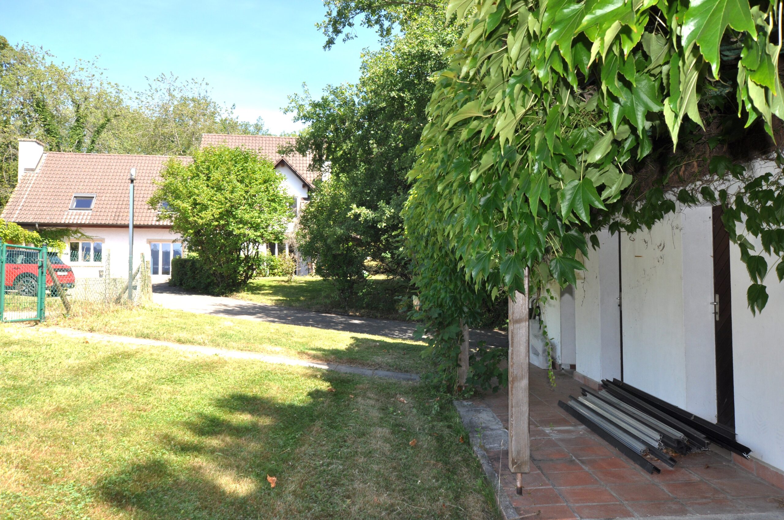 Gartenansicht eines Hauses mit Nebengebäude