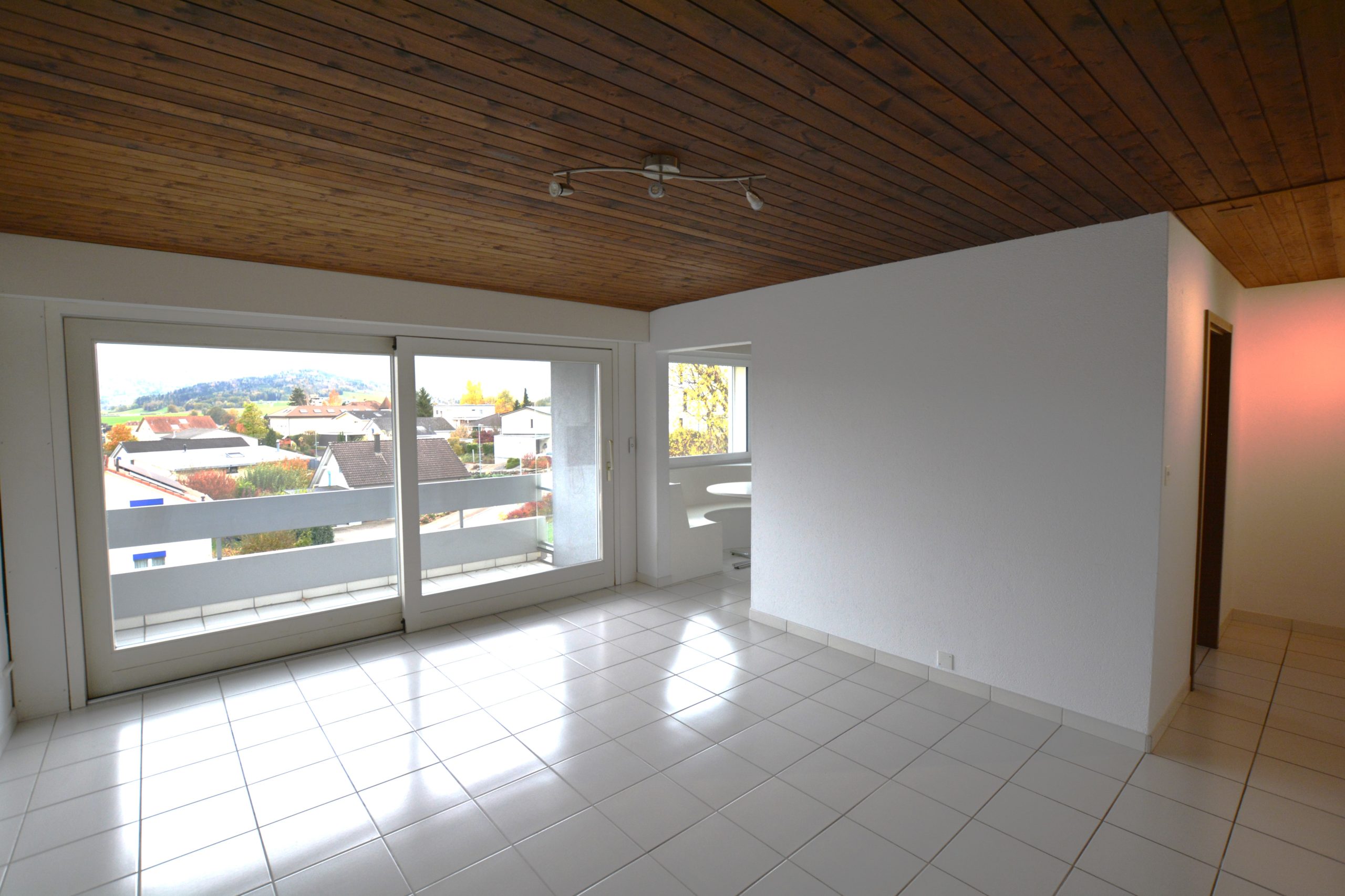 Heller Wohnraum mit Balkonblick