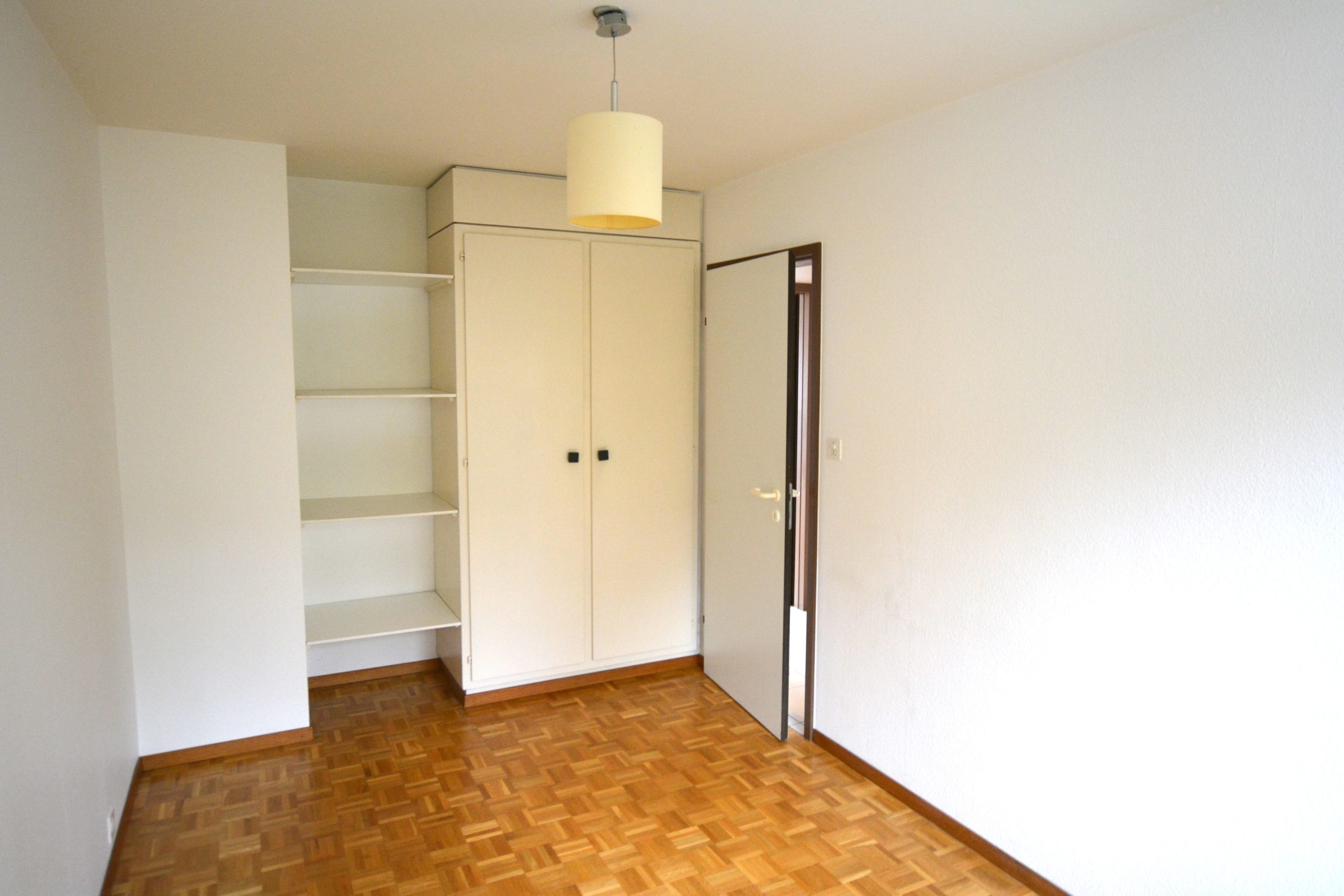 Schlichtes Zimmer mit Einbauschrank