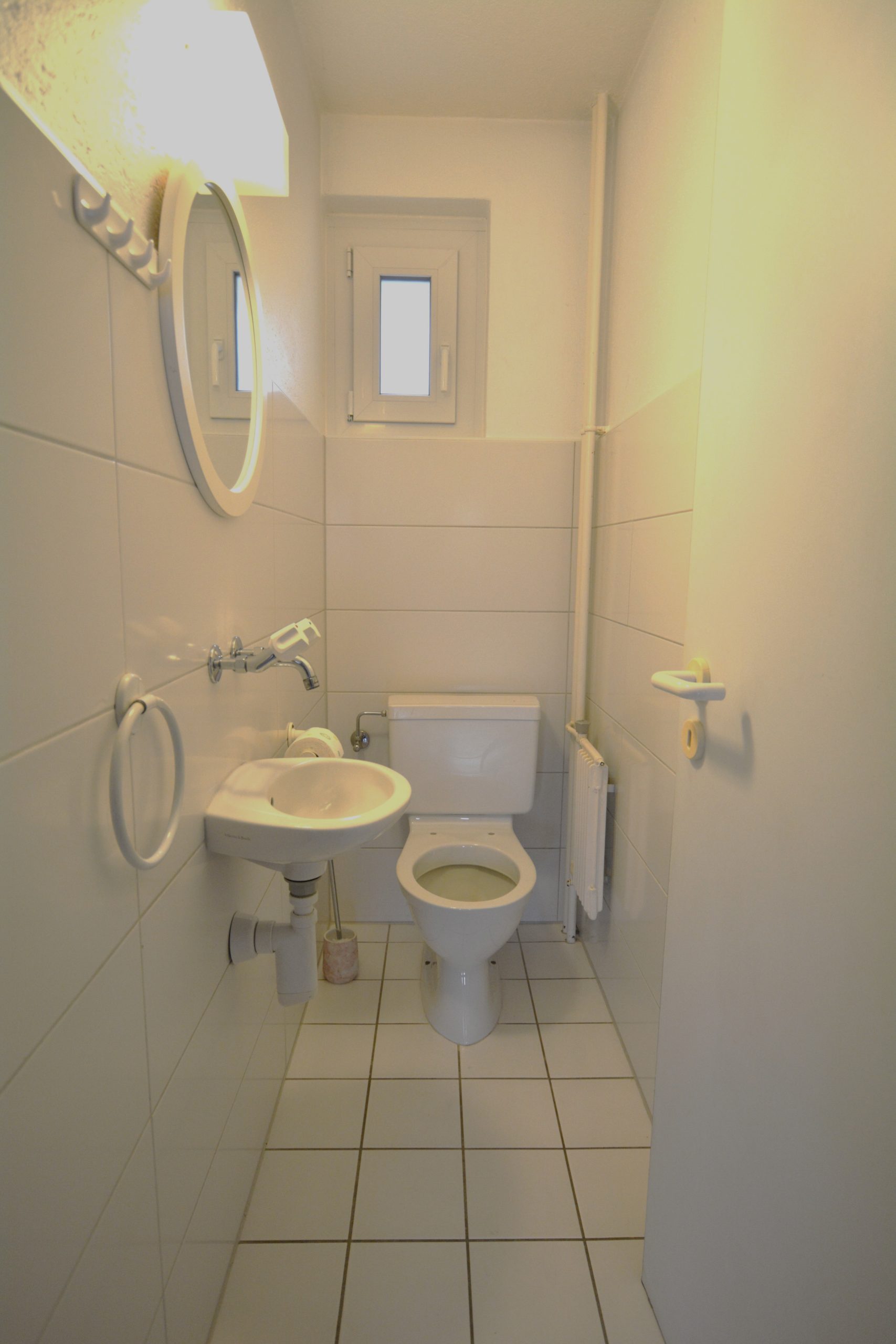 Kleines WC mit Waschbecken