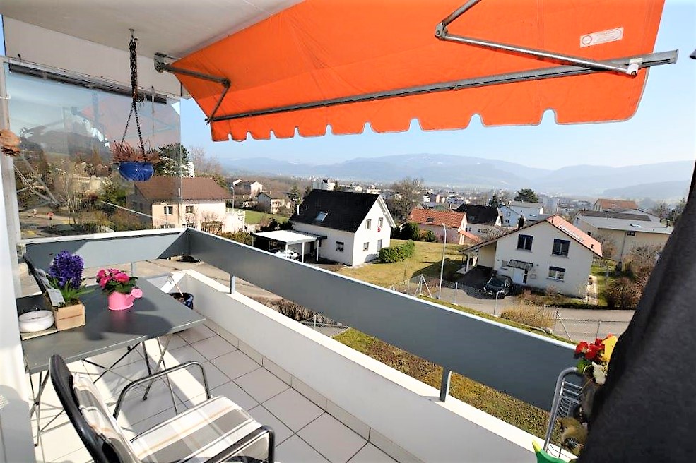Balkon mit Markise und Bergblick